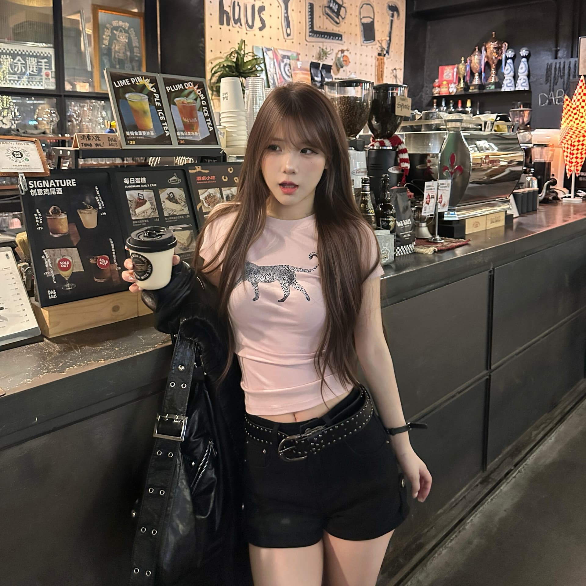 핑크색 부드러운 표범 프린트 긍정적 인 어깨 반팔 티셔츠 여성 여름 한 부서 디자인 센스 몸매 가꾸기 슬림해 보이는 쇼트 스타일 맨위 이미지 5