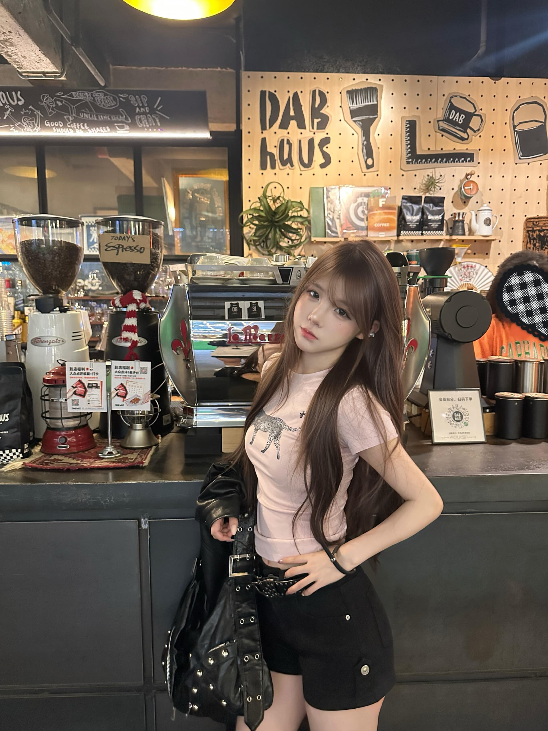 핑크색 부드러운 표범 프린트 긍정적 인 어깨 반팔 티셔츠 여성 여름 한 부서 디자인 센스 몸매 가꾸기 슬림해 보이는 쇼트 스타일 맨위 상세 이미지 3