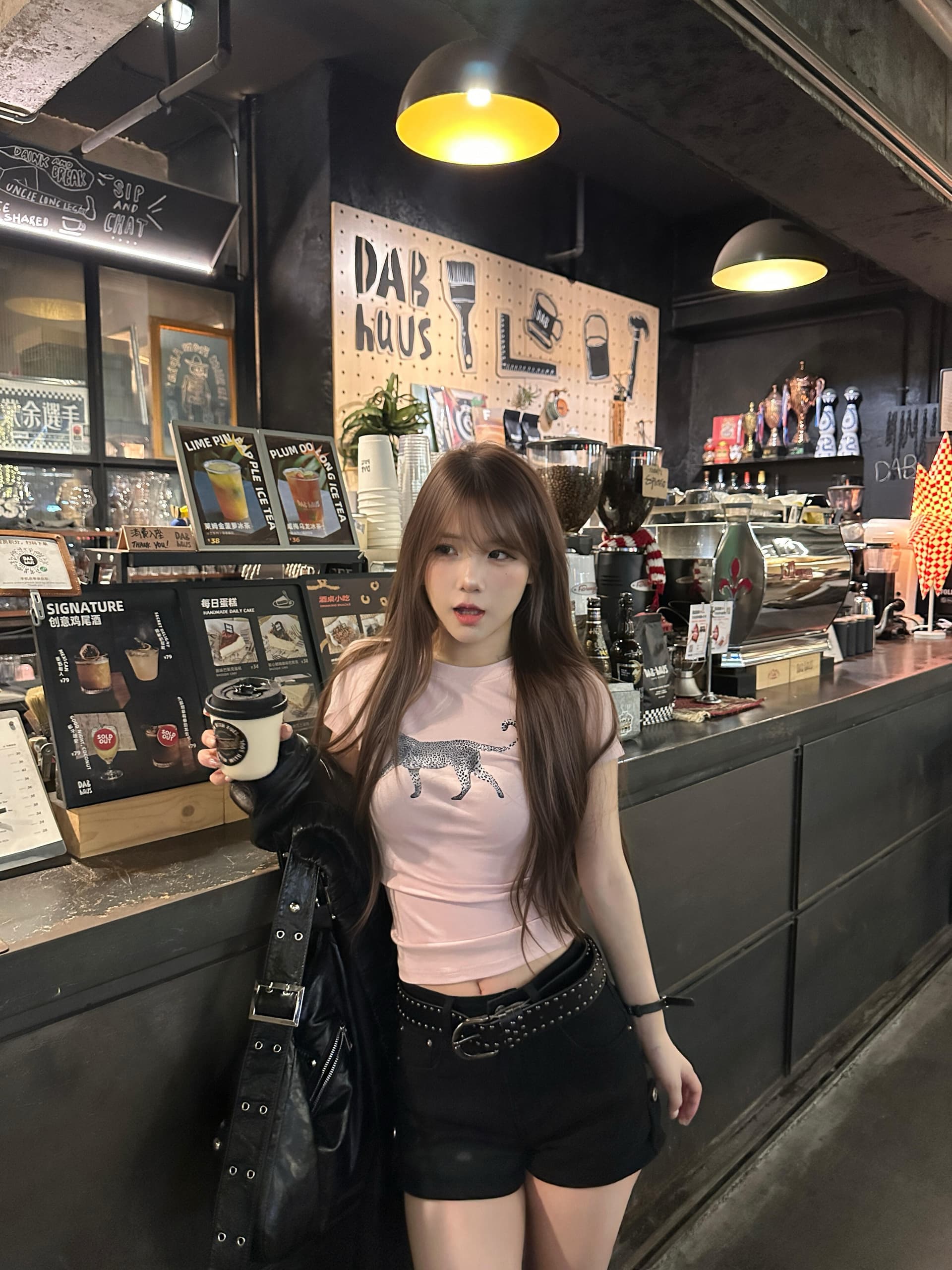 핑크색 부드러운 표범 프린트 긍정적 인 어깨 반팔 티셔츠 여성 여름 한 부서 디자인 센스 몸매 가꾸기 슬림해 보이는 쇼트 스타일 맨위 상세 이미지 4