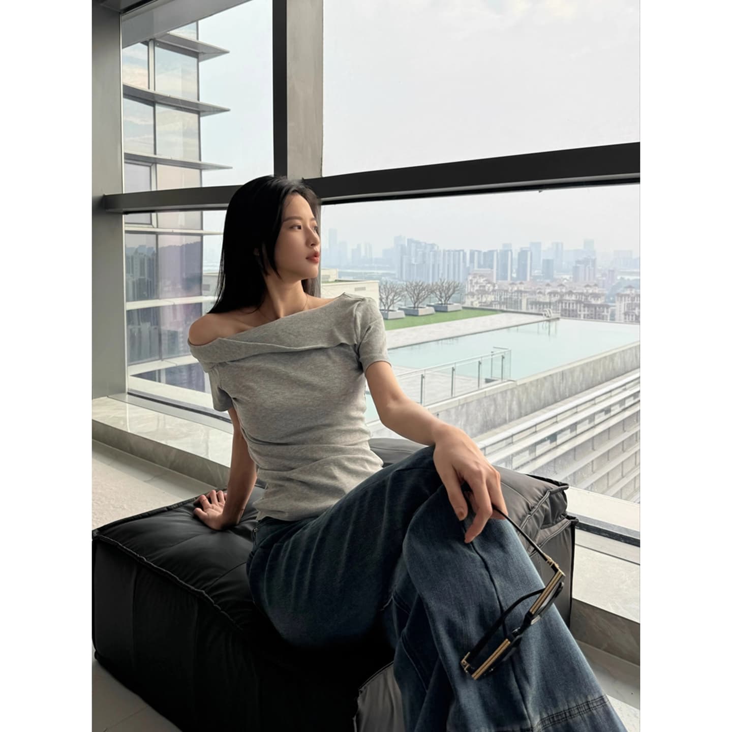 프랑스식 비틀림 오프숄더 반팔 티셔츠 여성 디자인 센스 비스듬한 어깨 의류 2026 여름 회색 몸매 가꾸기 긍정적 인 어깨 동정 상세 이미지 4