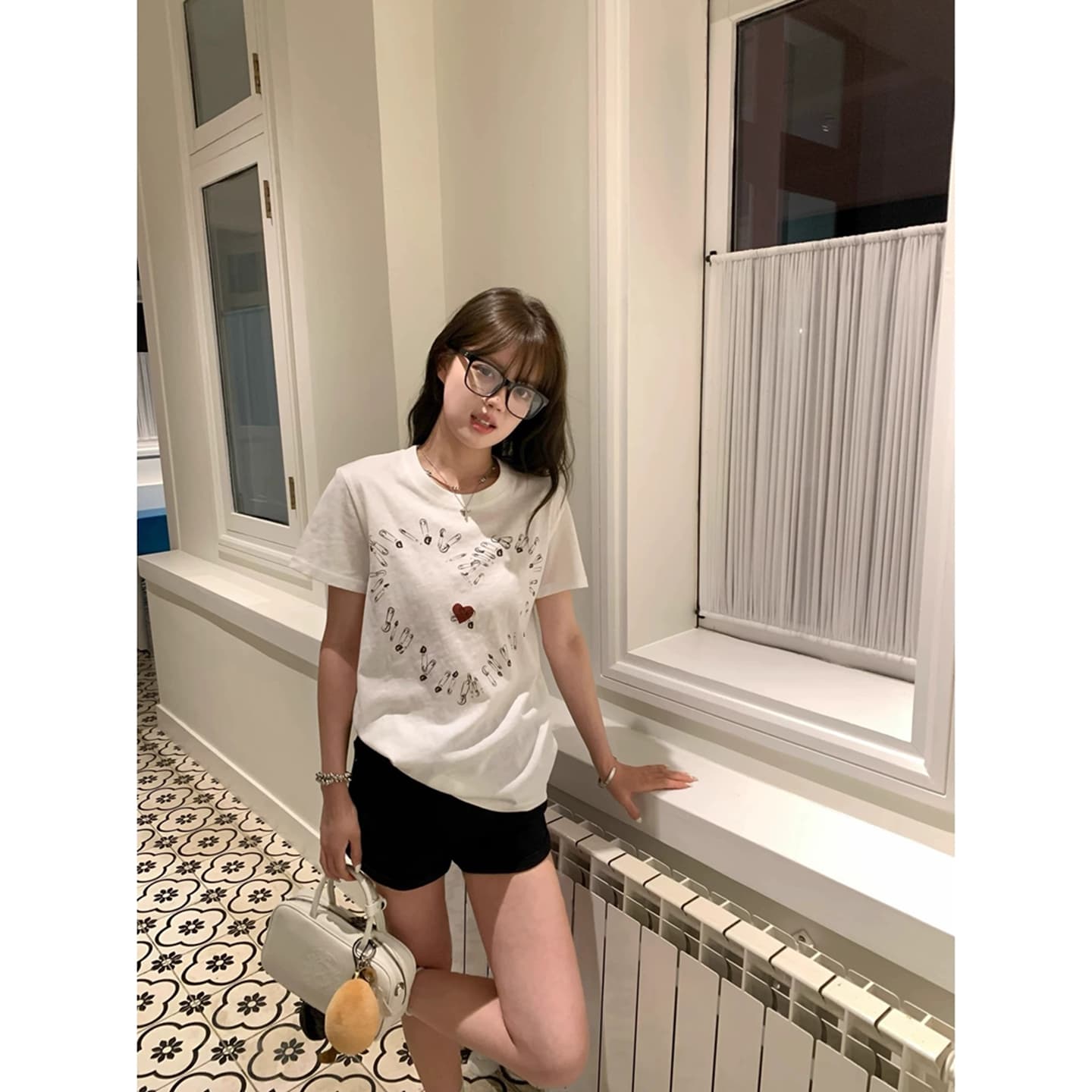 한 부서 핀 하트 프린트 화이트 반팔 티셔츠 여성 여름 얇은 스타일 눈꽃 면 맨위 루즈핏 긍정적 인 어깨 반소매 이미지 3