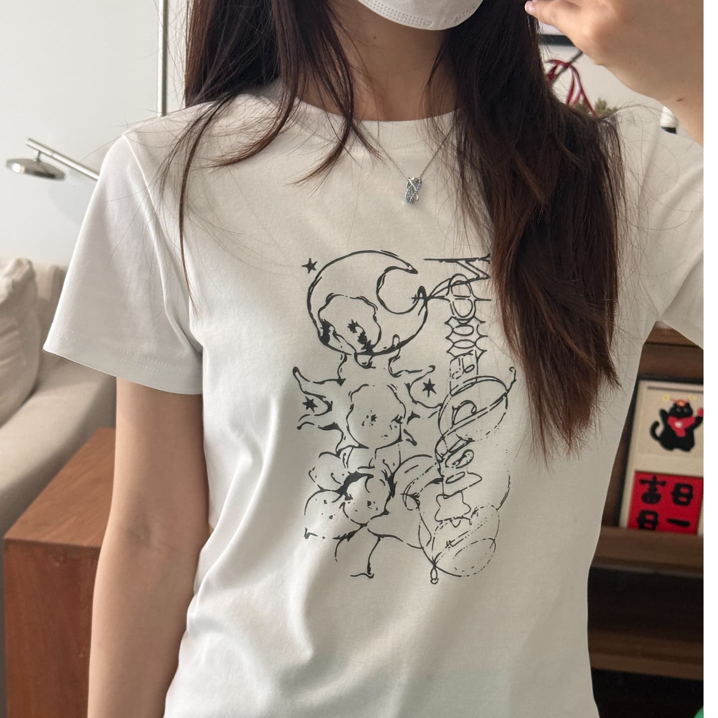 아메리칸 긍정적 인 어깨 화이트 라운드 넥 반팔 티셔츠 여성 여름 만화 프린트 디자인 센스 몸매 가꾸기 맨위