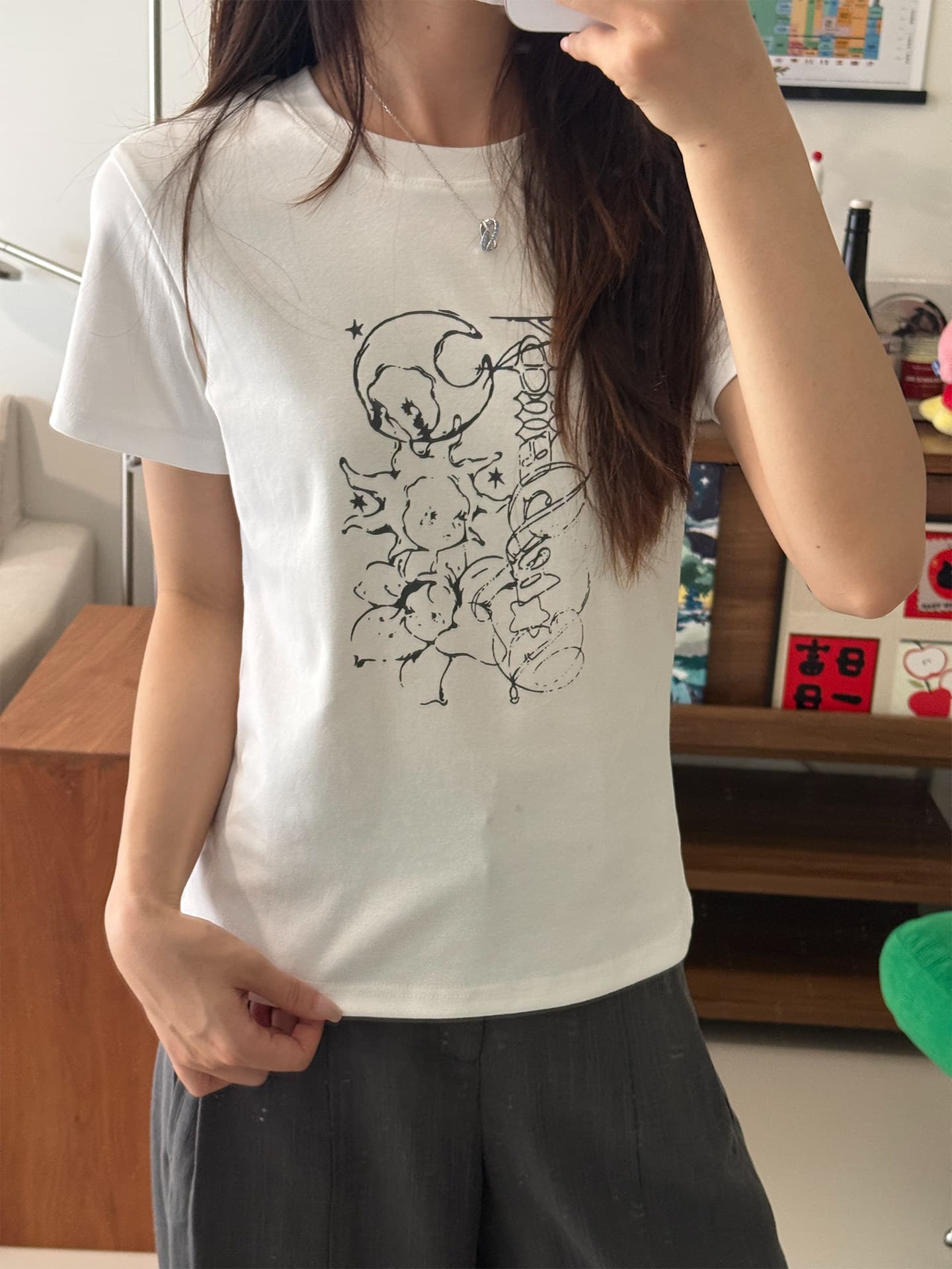 아메리칸 긍정적 인 어깨 화이트 라운드 넥 반팔 티셔츠 여성 여름 만화 프린트 디자인 센스 몸매 가꾸기 맨위 상세 이미지 3