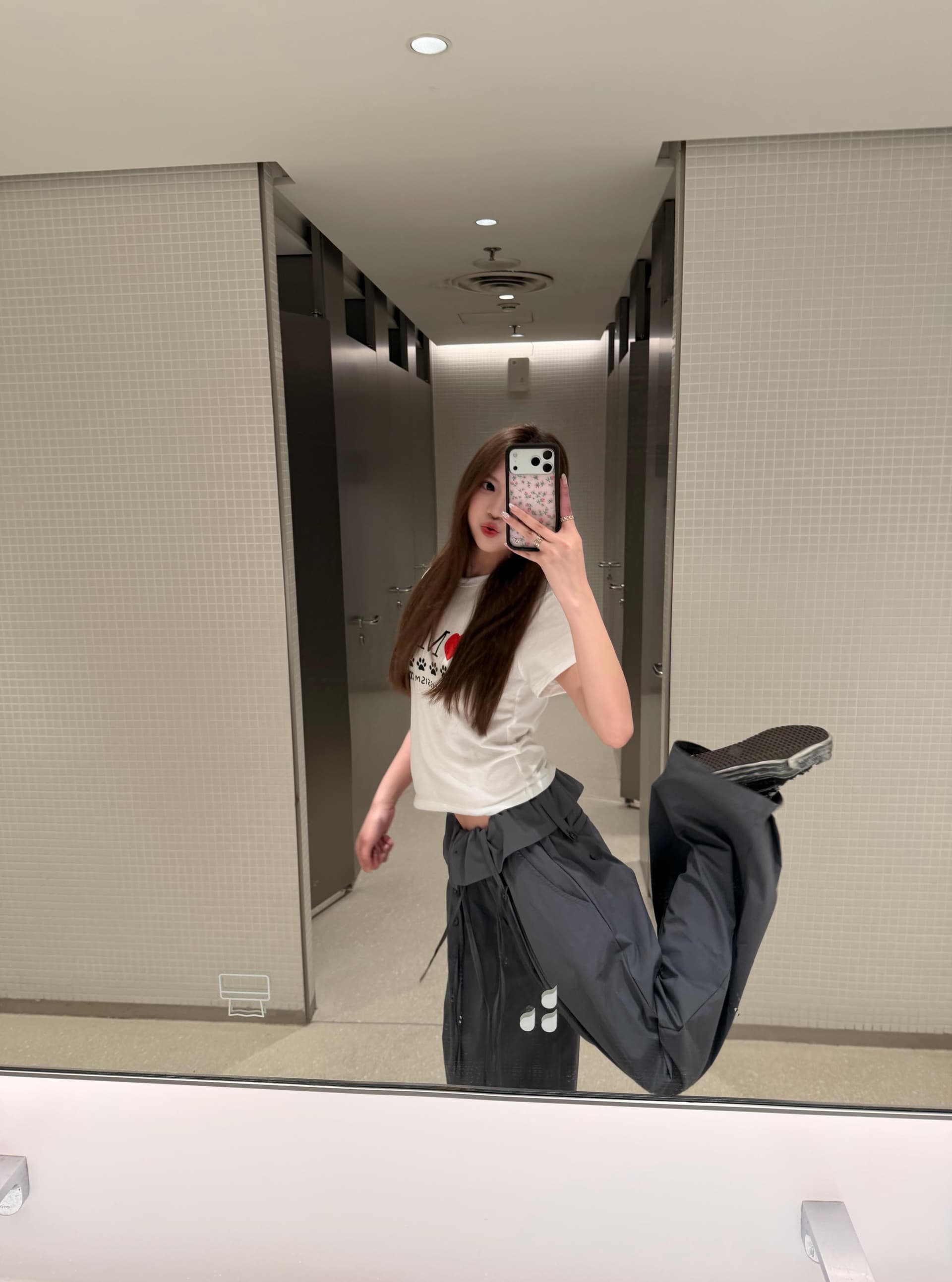아메리칸 미니멀리즘 바람 알파벳 하트 발자국 인쇄 반팔 티셔츠 여성 여름 새로운 몸매 가꾸기 긍정적 인 어깨 다용도 작은 대중 맨위 상세 이미지 4