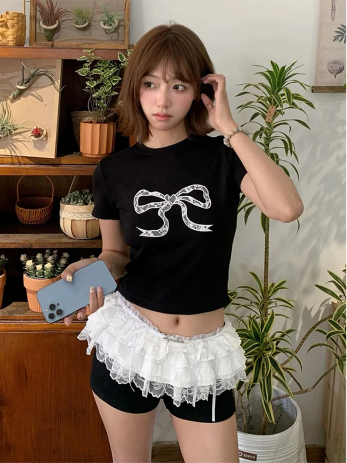 아메리칸 레트로 검정색 긍정적 인 어깨 쇼트 스타일 티셔츠 여성 여름 몸매 가꾸기 슬림해 보이는 나비 매듭 프린트 반팔 핫걸 맨위 이미지 3