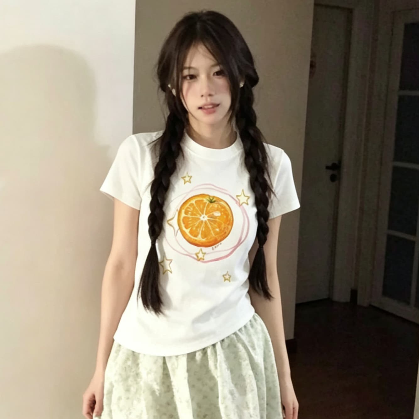아메리칸 긍정적 인 어깨 주황색 프린트 반팔 티셔츠 여성 화이트 라운드 넥 몸매 가꾸기 슬림해 보이는 다용도 작은 키 착용 잡아라. 의류 상세 이미지 1