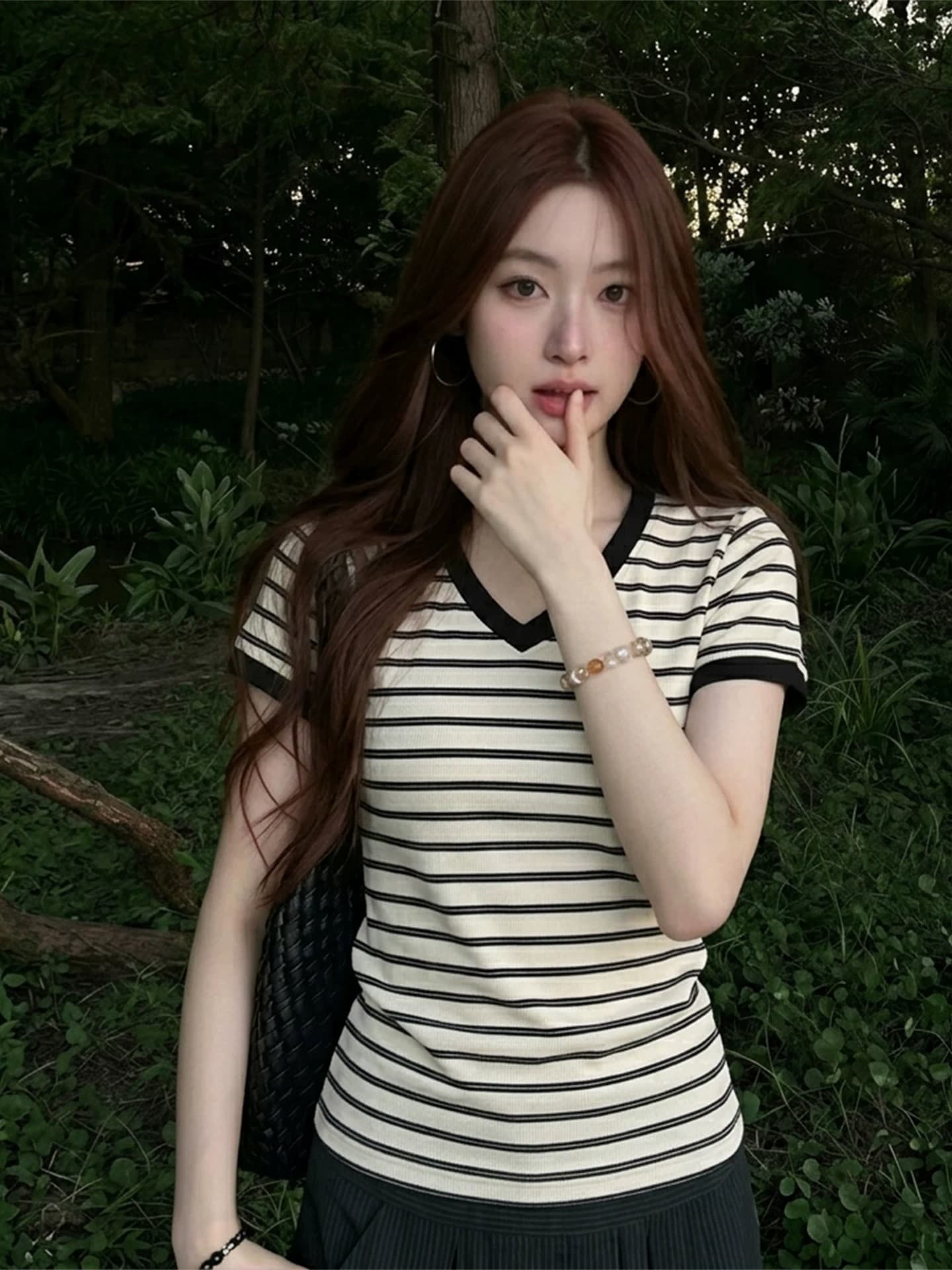 스트라이프 V넥 긍정적 인 어깨 반팔 티셔츠 여성 여름 2026 새로운 몸매 가꾸기 슬림해 보이는 다용도 슈퍼 잘 생긴 쇼트 스타일 맨위 한 상세 이미지 1