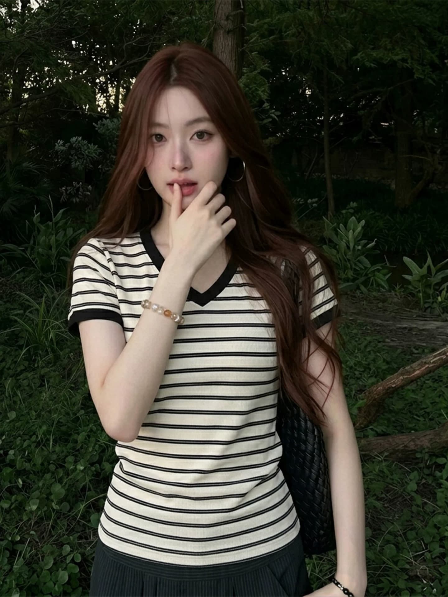 스트라이프 V넥 긍정적 인 어깨 반팔 티셔츠 여성 여름 2026 새로운 몸매 가꾸기 슬림해 보이는 다용도 슈퍼 잘 생긴 쇼트 스타일 맨위 한 상세 이미지 5