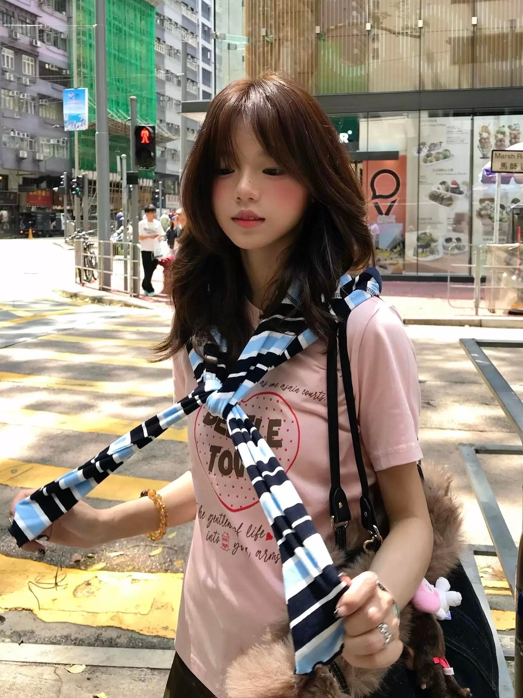 아메리칸 긍정적 인 어깨 반팔 핑크색 티셔츠 여성 한 부서 슈퍼 잘 생긴 디자인 센스 쇼트 스타일 고유 한 아름다운 초여름 작은 맨위 이미지 4