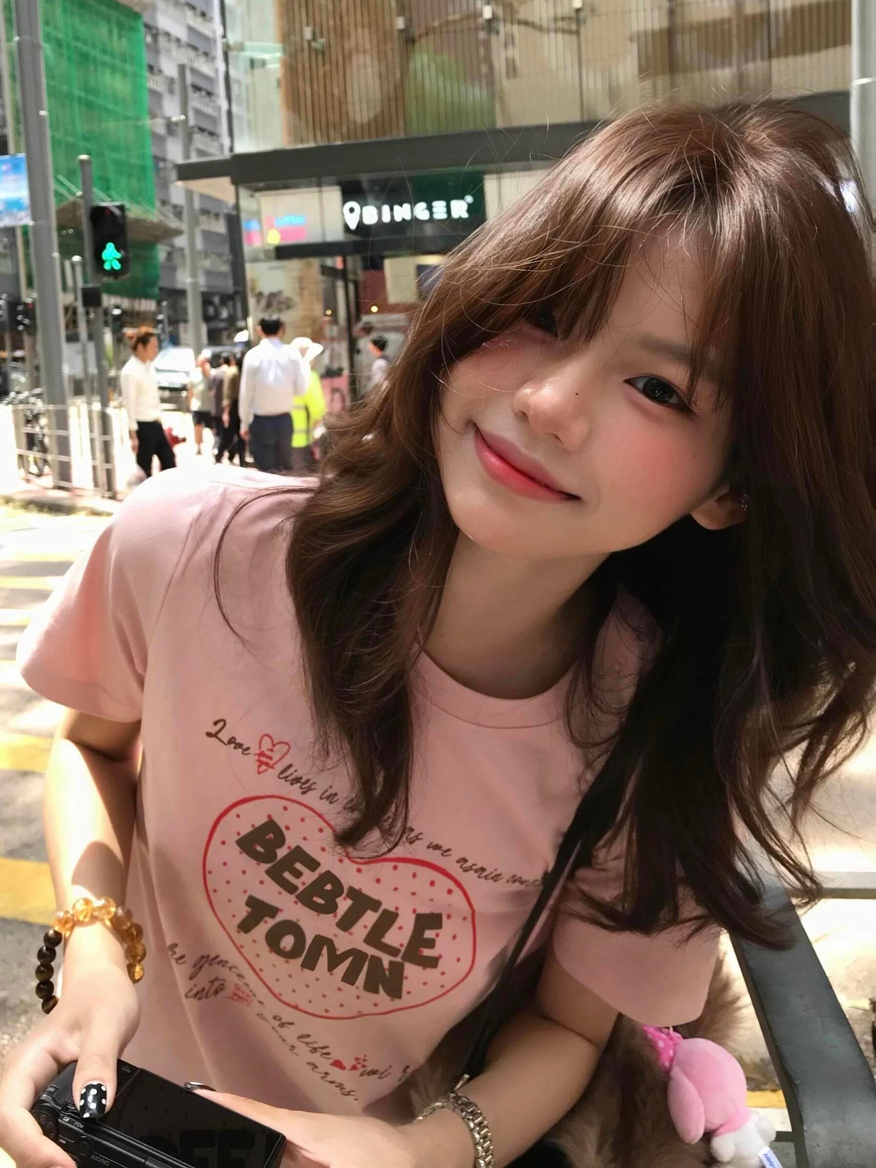 아메리칸 긍정적 인 어깨 반팔 핑크색 티셔츠 여성 한 부서 슈퍼 잘 생긴 디자인 센스 쇼트 스타일 고유 한 아름다운 초여름 작은 맨위 상세 이미지 1