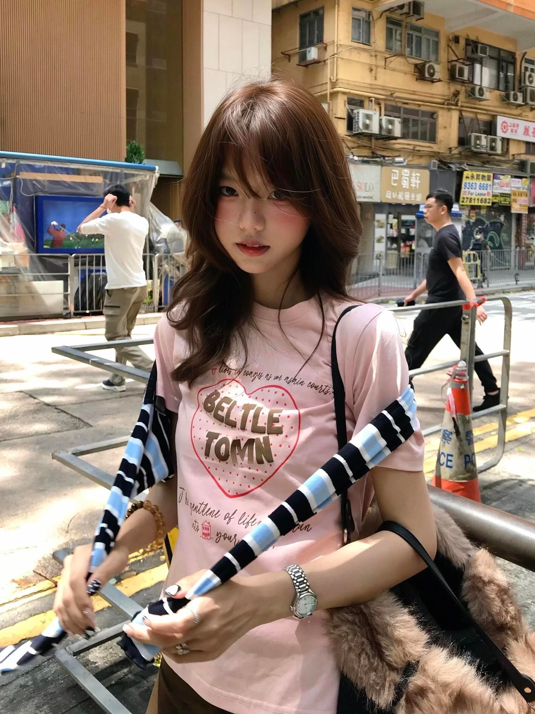 아메리칸 긍정적 인 어깨 반팔 핑크색 티셔츠 여성 한 부서 슈퍼 잘 생긴 디자인 센스 쇼트 스타일 고유 한 아름다운 초여름 작은 맨위 상세 이미지 2
