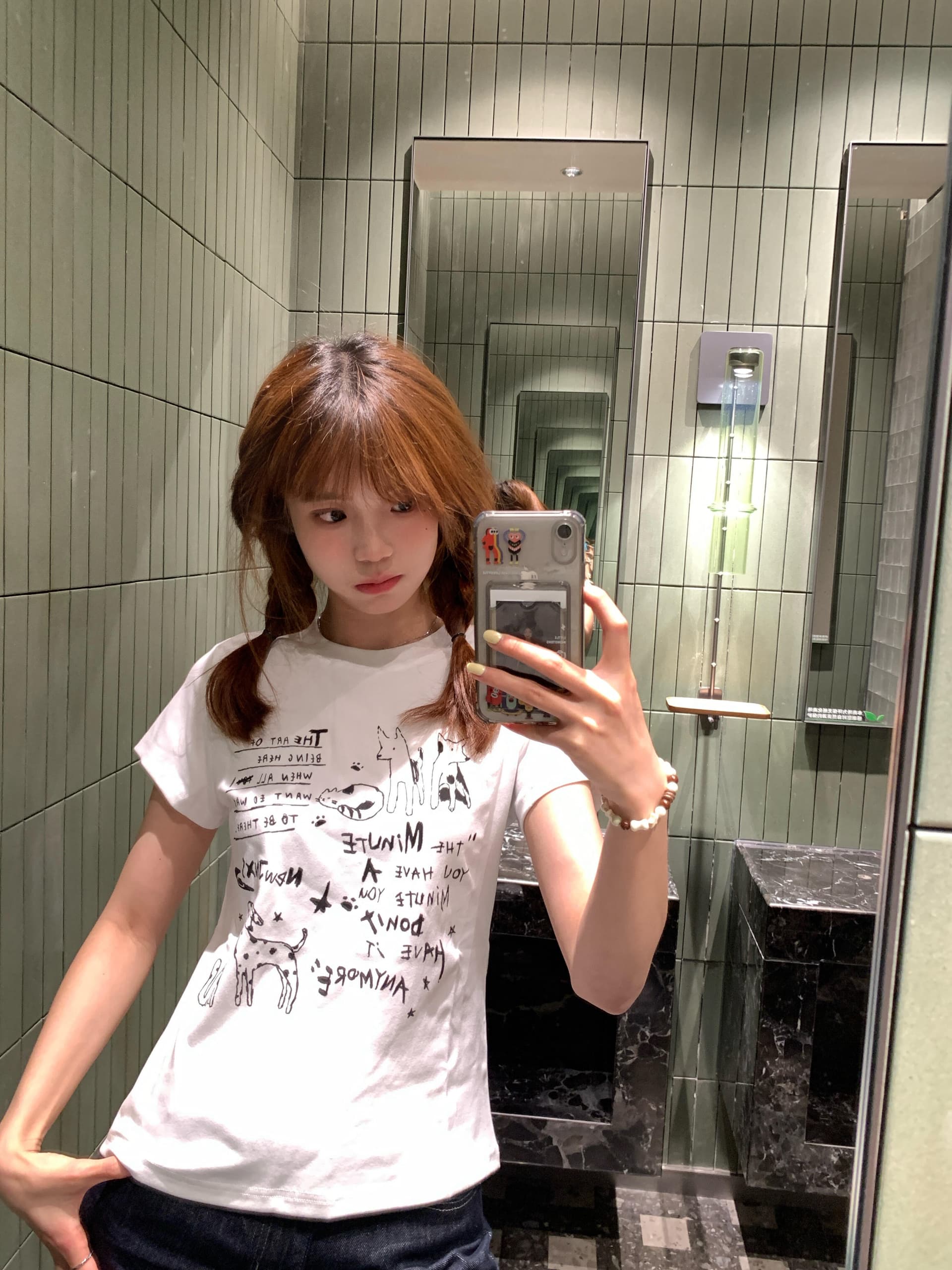 여름 새로운 화이트 라운드 넥 만화 프린트 반팔 티셔츠 여성 디자인 센스 작은 대중 몸매 가꾸기 슬림해 보이는 쇼트 스타일 맨위 상세 이미지 1
