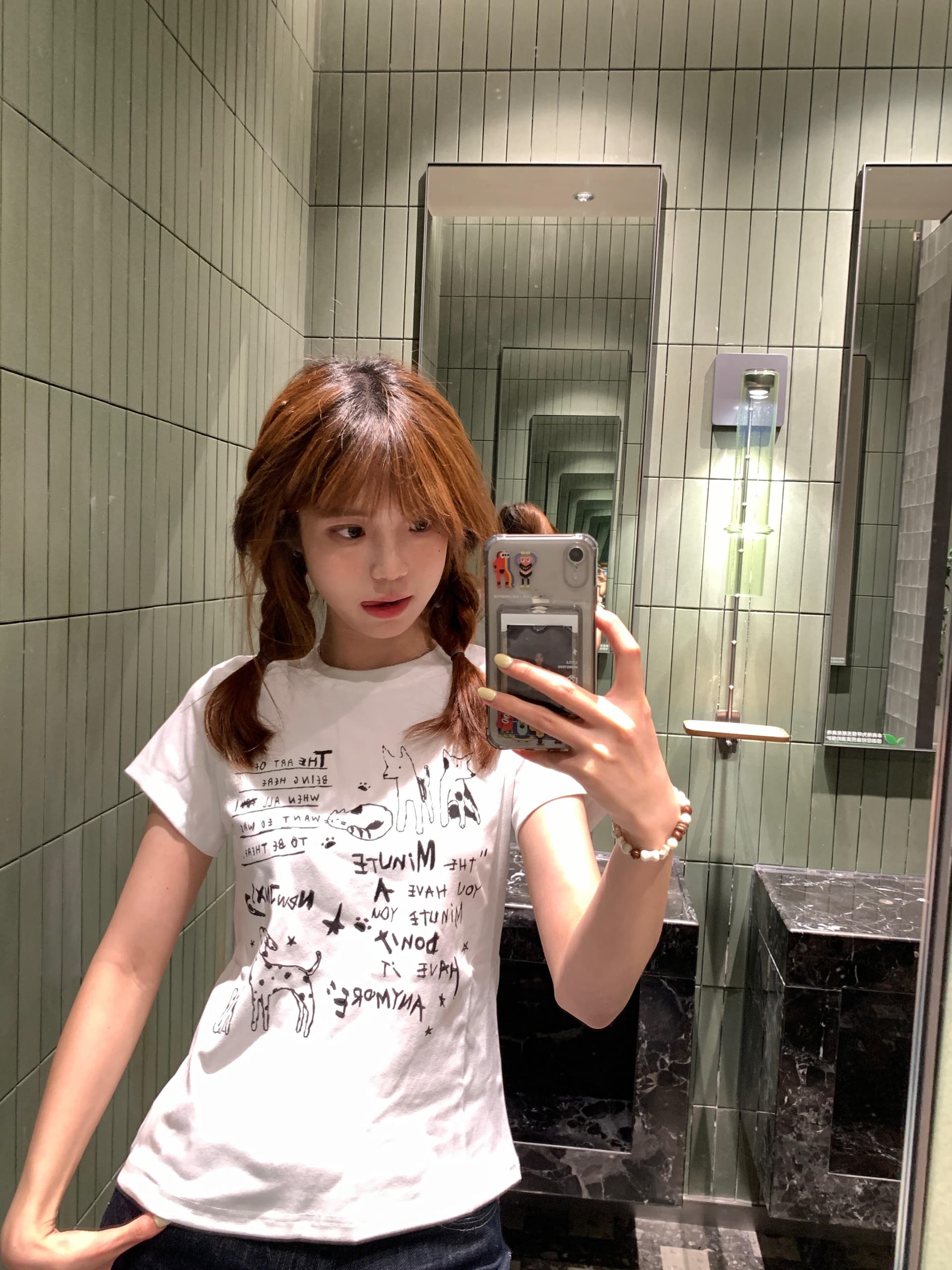 여름 새로운 화이트 라운드 넥 만화 프린트 반팔 티셔츠 여성 디자인 센스 작은 대중 몸매 가꾸기 슬림해 보이는 쇼트 스타일 맨위 상세 이미지 2