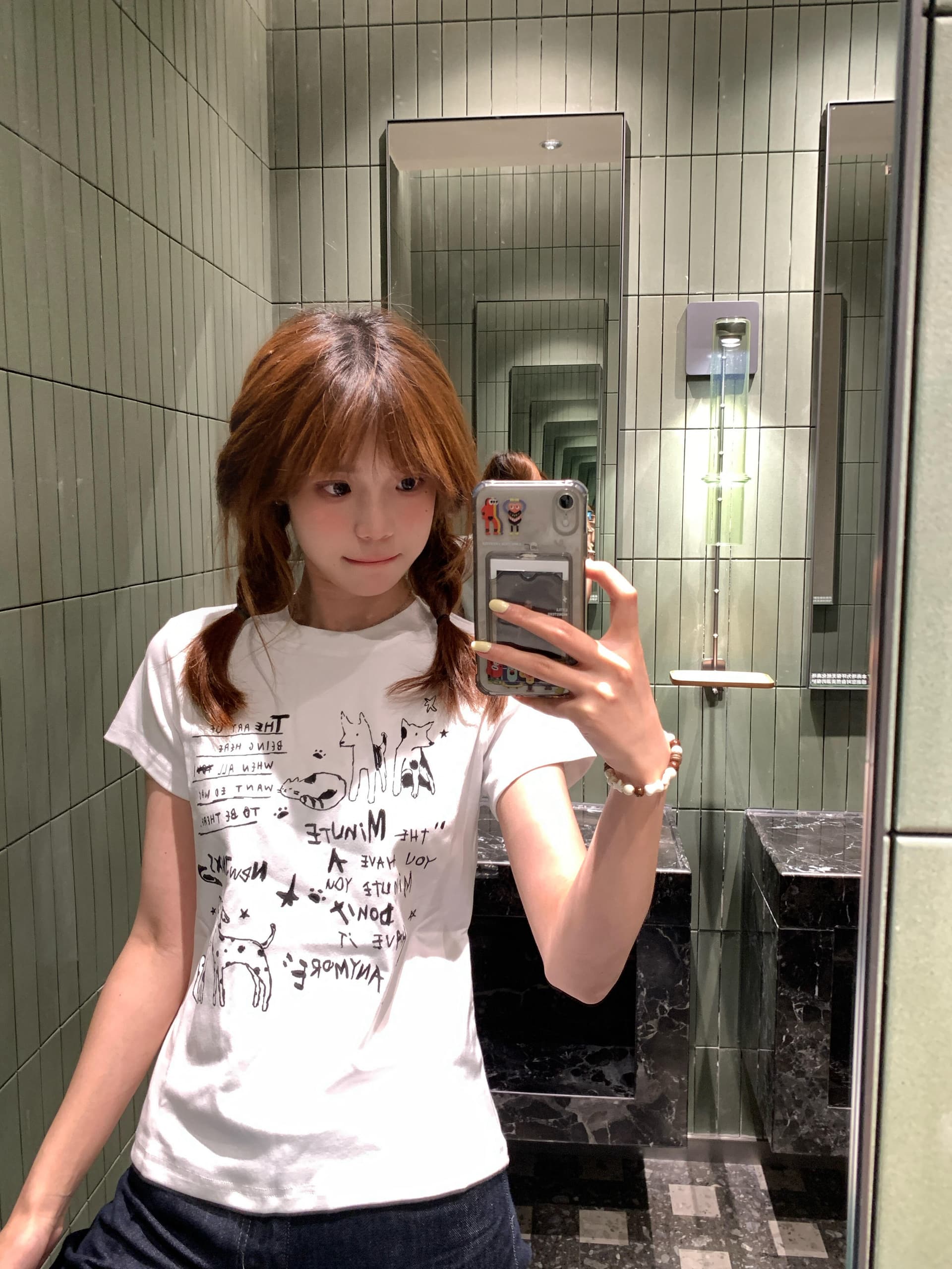 여름 새로운 화이트 라운드 넥 만화 프린트 반팔 티셔츠 여성 디자인 센스 작은 대중 몸매 가꾸기 슬림해 보이는 쇼트 스타일 맨위 상세 이미지 4