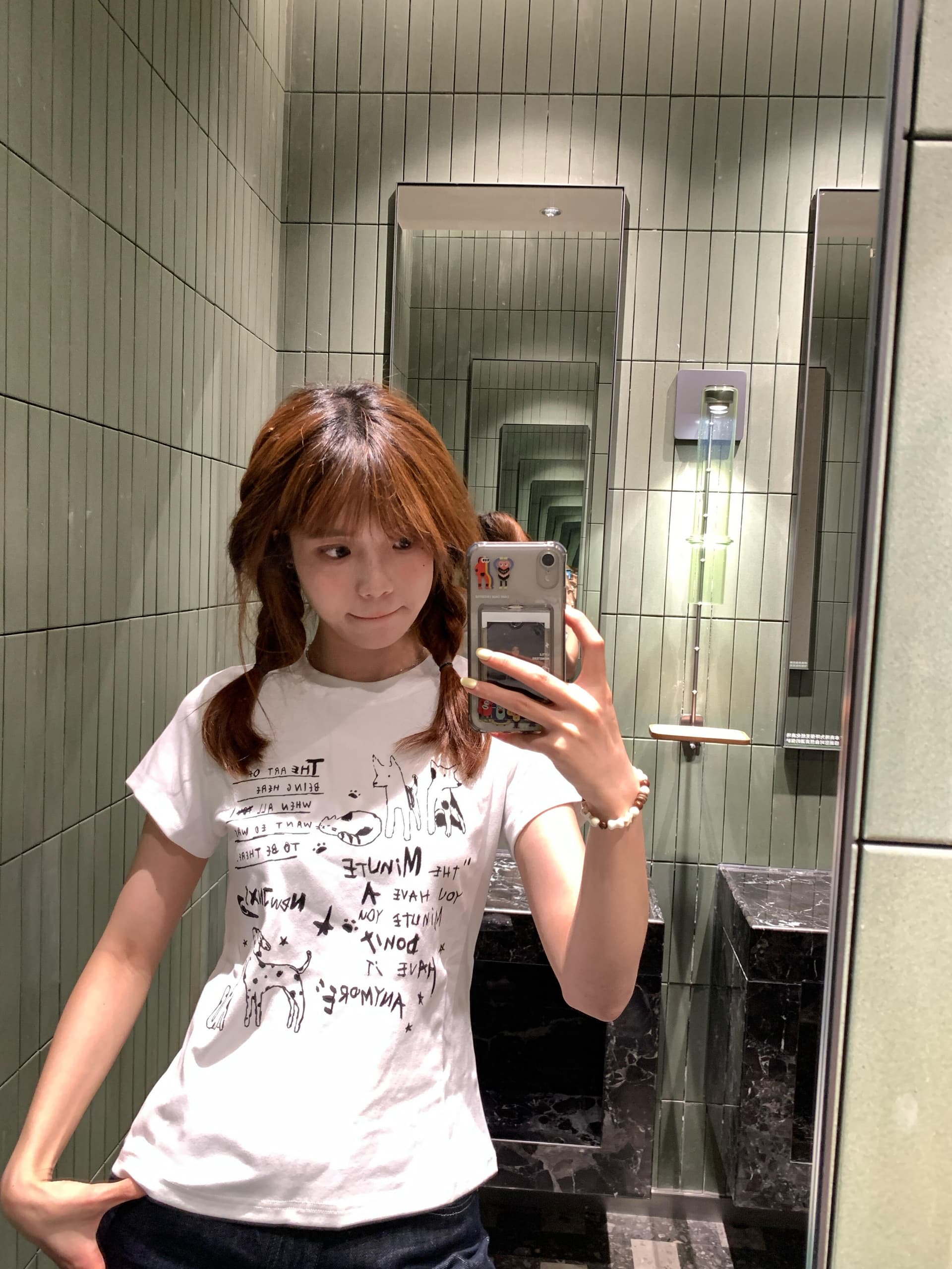여름 새로운 화이트 라운드 넥 만화 프린트 반팔 티셔츠 여성 디자인 센스 작은 대중 몸매 가꾸기 슬림해 보이는 쇼트 스타일 맨위 상세 이미지 5