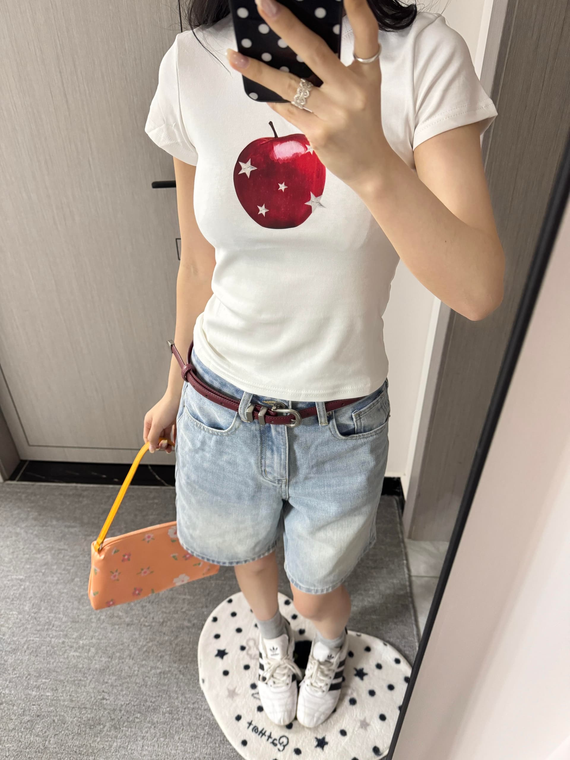 작은 대중 별 애플 일러스트레이션 프린트 몸매 가꾸기 슬림해 보이는 순면 편안함 긍정적 인 어깨 쇼트 스타일 반팔 티셔츠 여성 이미지 3
