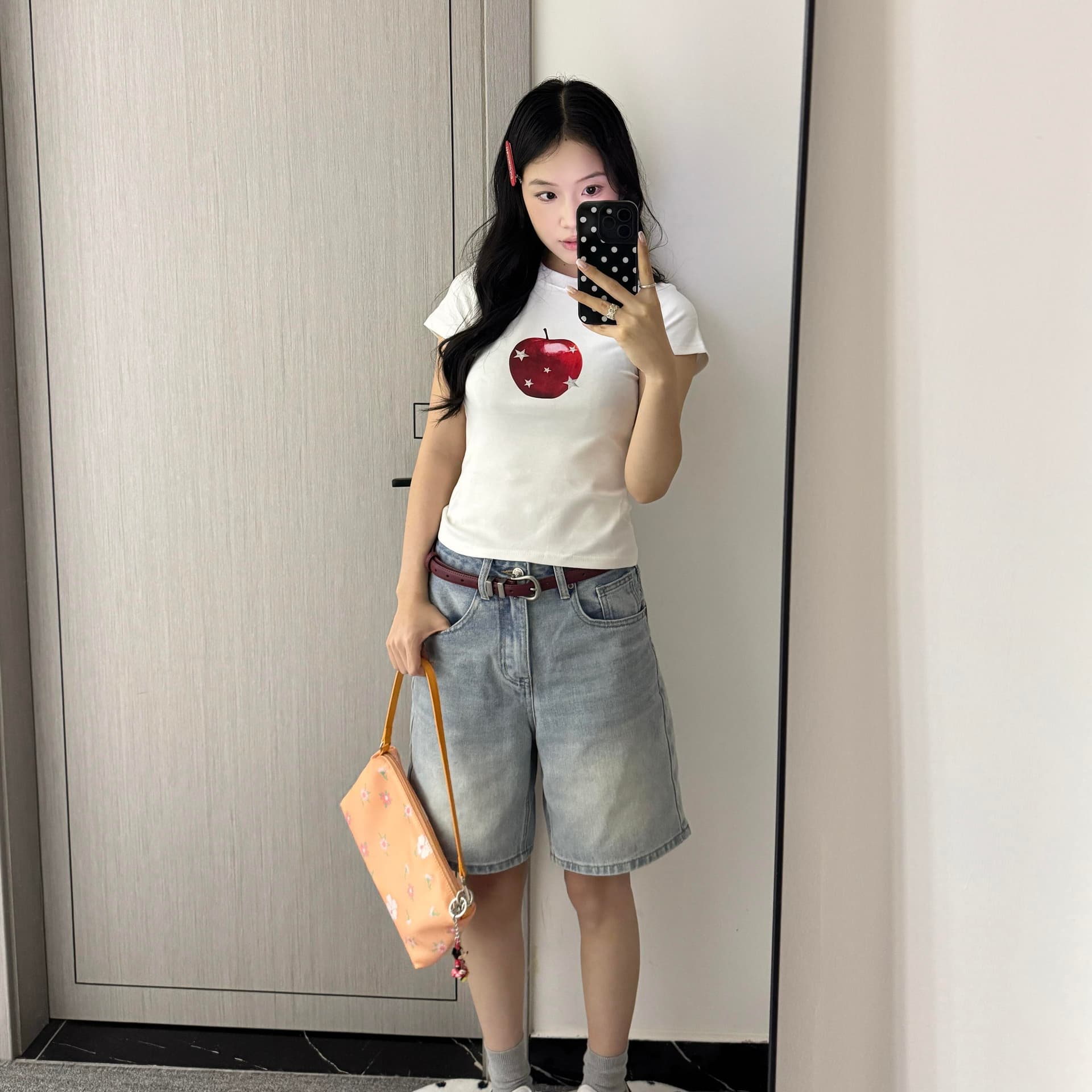 작은 대중 별 애플 일러스트레이션 프린트 몸매 가꾸기 슬림해 보이는 순면 편안함 긍정적 인 어깨 쇼트 스타일 반팔 티셔츠 여성 이미지 5