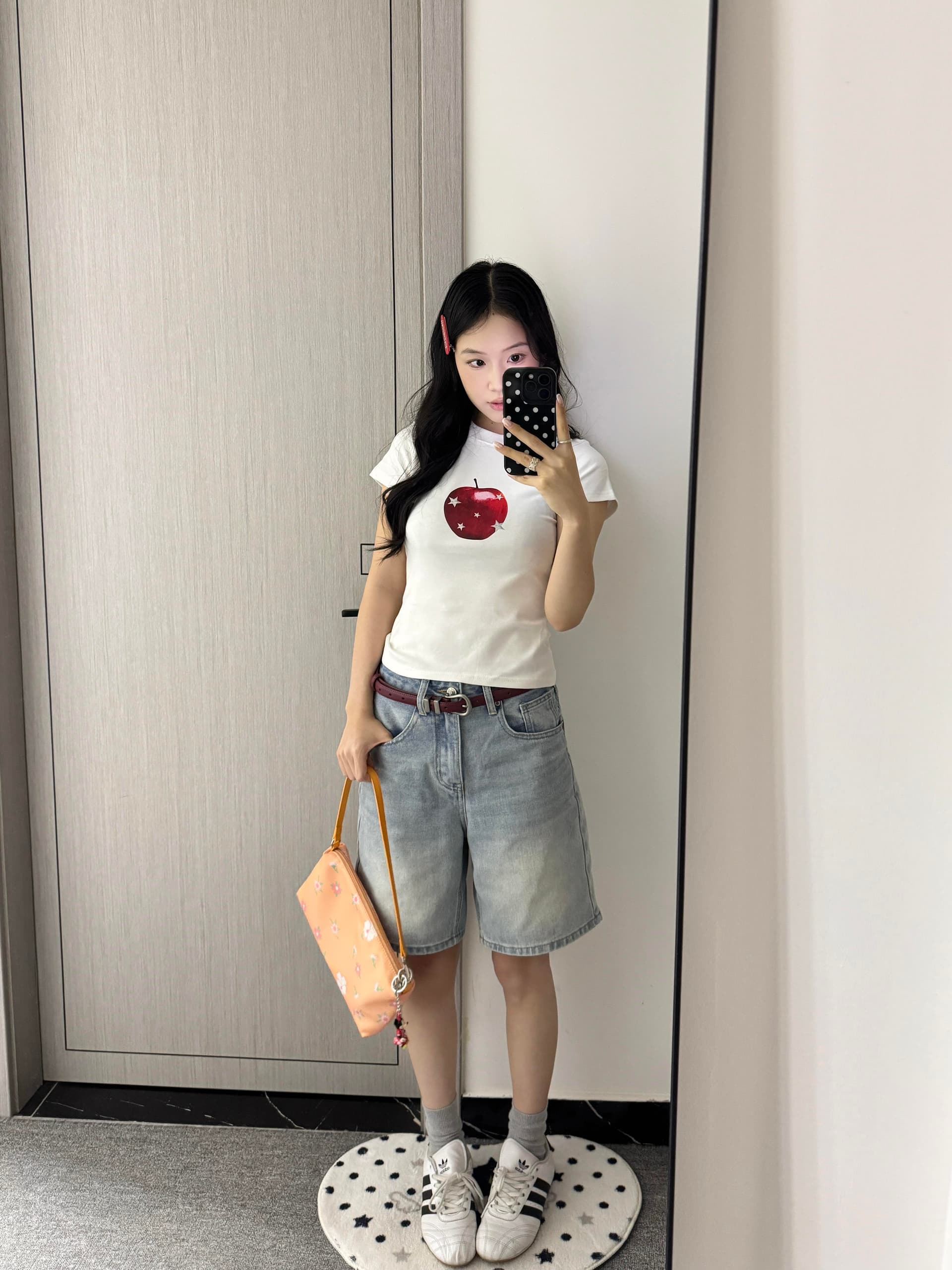 작은 대중 별 애플 일러스트레이션 프린트 몸매 가꾸기 슬림해 보이는 순면 편안함 긍정적 인 어깨 쇼트 스타일 반팔 티셔츠 여성 상세 이미지 5