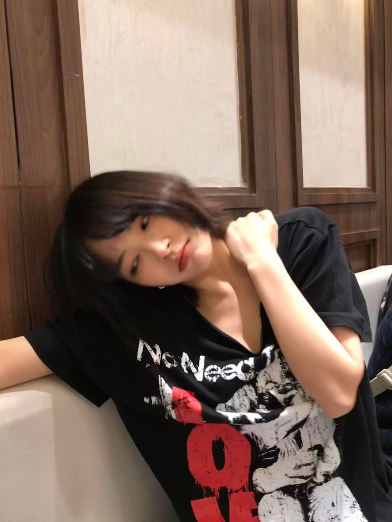 아메리칸 레트로 알파벳 인물 프린트 비스듬한 어깨 반팔 티셔츠 여성 여름 루즈핏 캐주얼 다용도 슬림해 보이는 맨위 트렌디 이미지 3