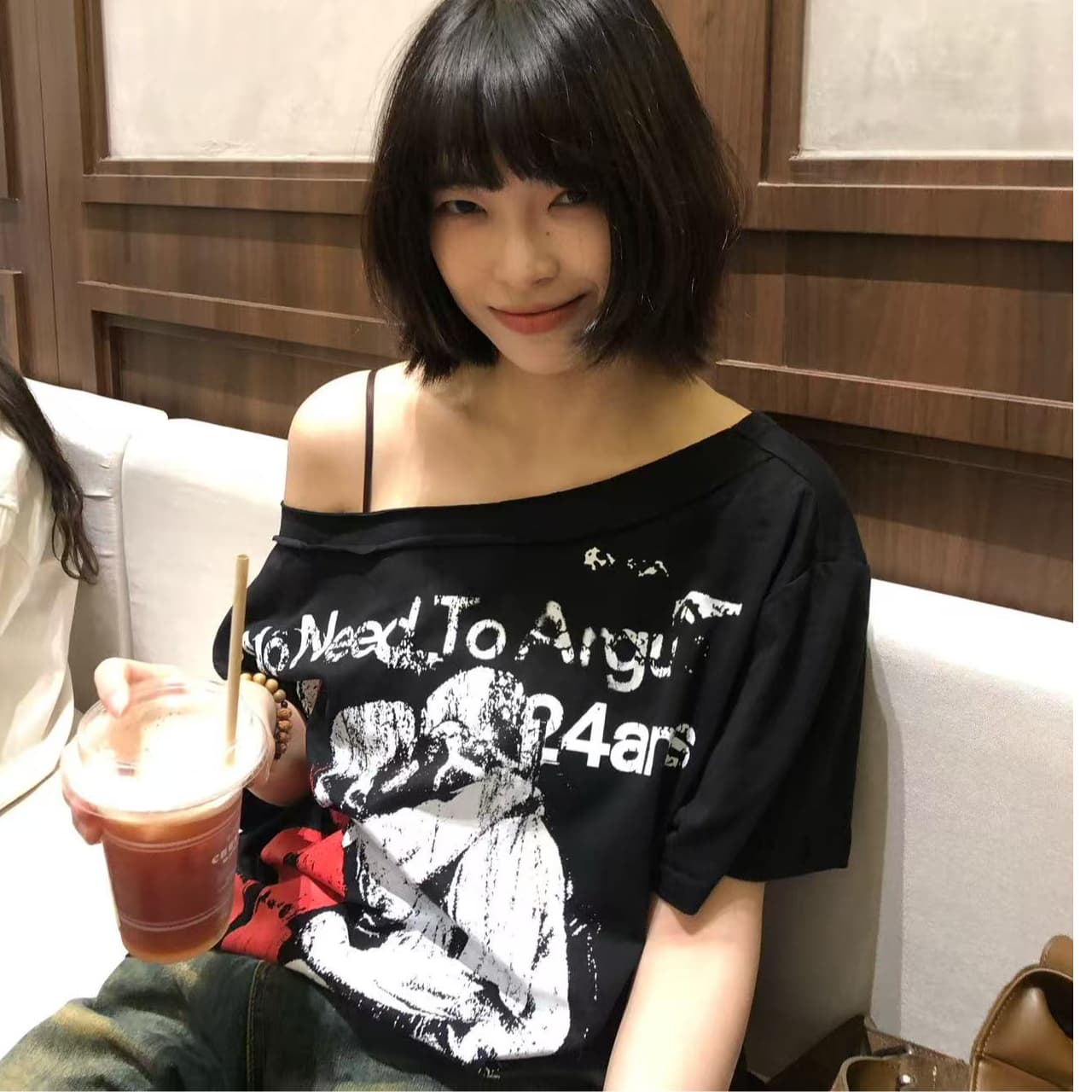 아메리칸 레트로 알파벳 인물 프린트 비스듬한 어깨 반팔 티셔츠 여성 여름 루즈핏 캐주얼 다용도 슬림해 보이는 맨위 트렌디