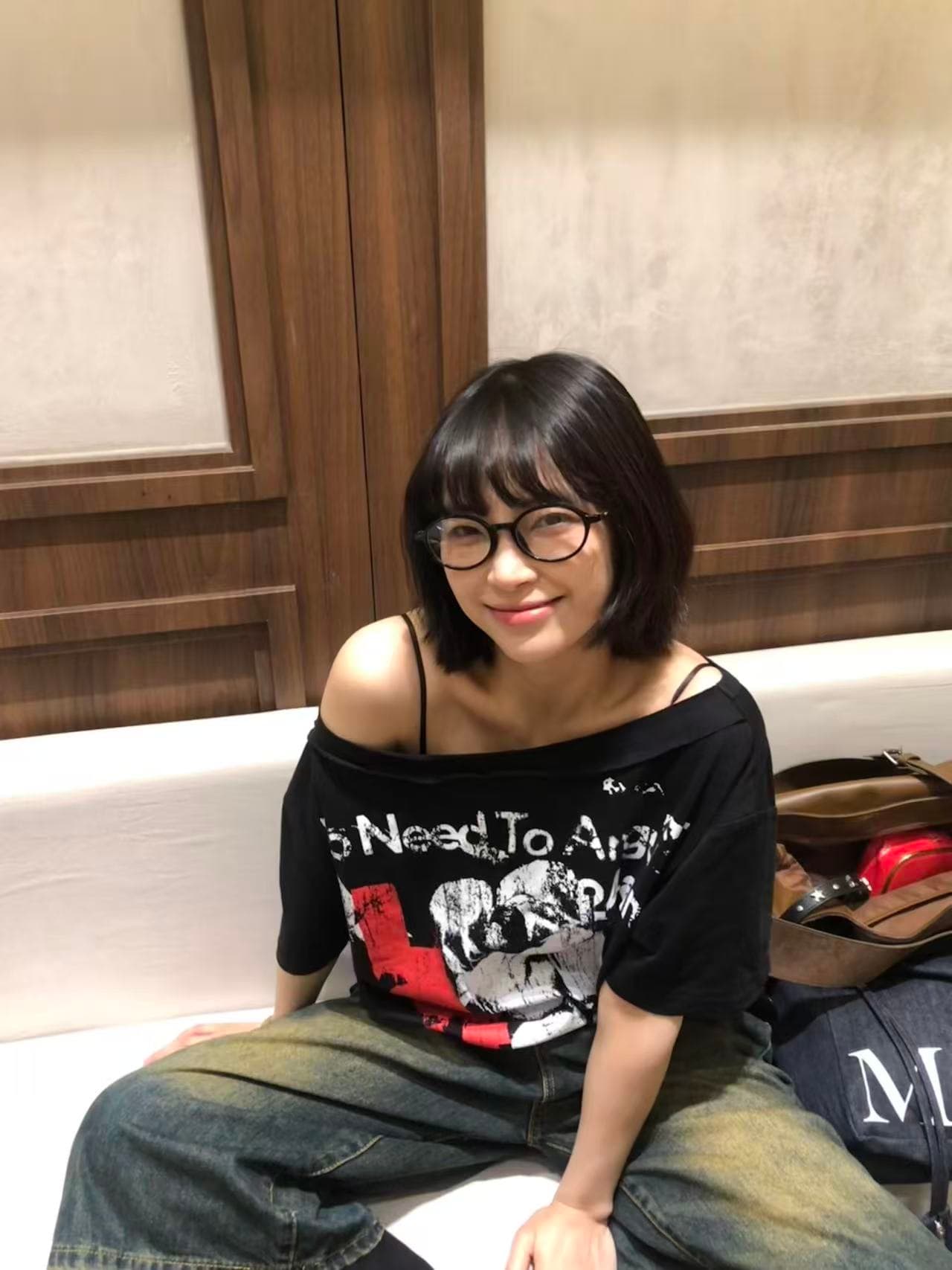 아메리칸 레트로 알파벳 인물 프린트 비스듬한 어깨 반팔 티셔츠 여성 여름 루즈핏 캐주얼 다용도 슬림해 보이는 맨위 트렌디 상세 이미지 5