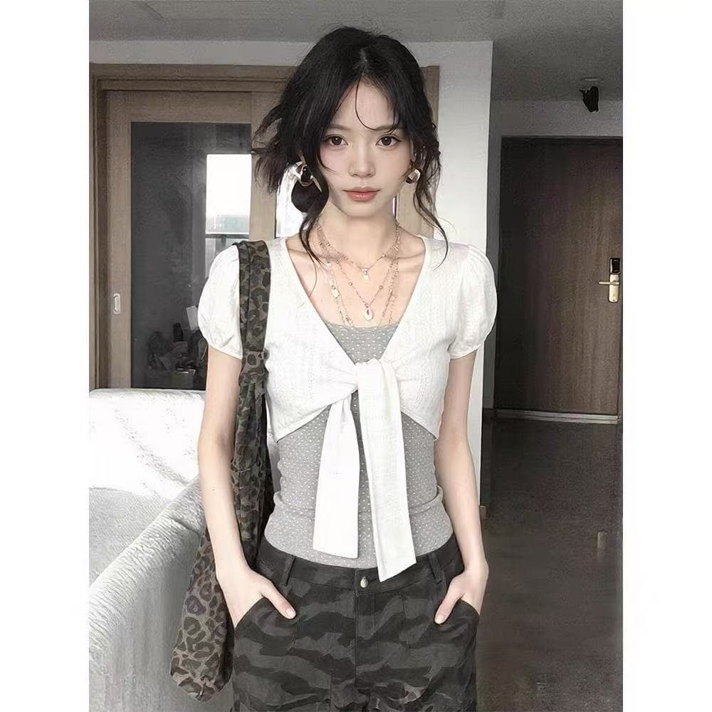 페이크 레이어드 도트 무늬 V넥 반팔 여성 여름 스트랩 비틀림 긍정적 인 어깨 티셔츠 몸매 가꾸기 슬림해 보이는 디자인 센스 핫걸 맨위 이미지 2