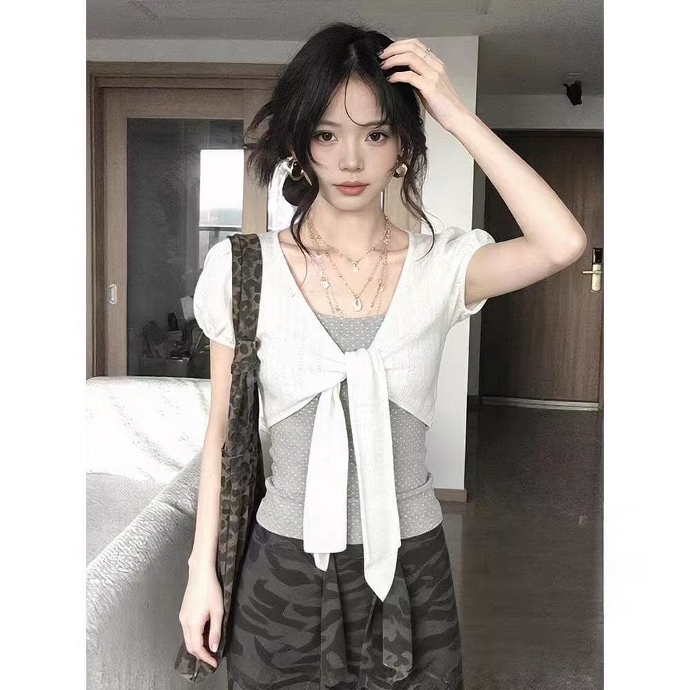 페이크 레이어드 도트 무늬 V넥 반팔 여성 여름 스트랩 비틀림 긍정적 인 어깨 티셔츠 몸매 가꾸기 슬림해 보이는 디자인 센스 핫걸 맨위 이미지 3