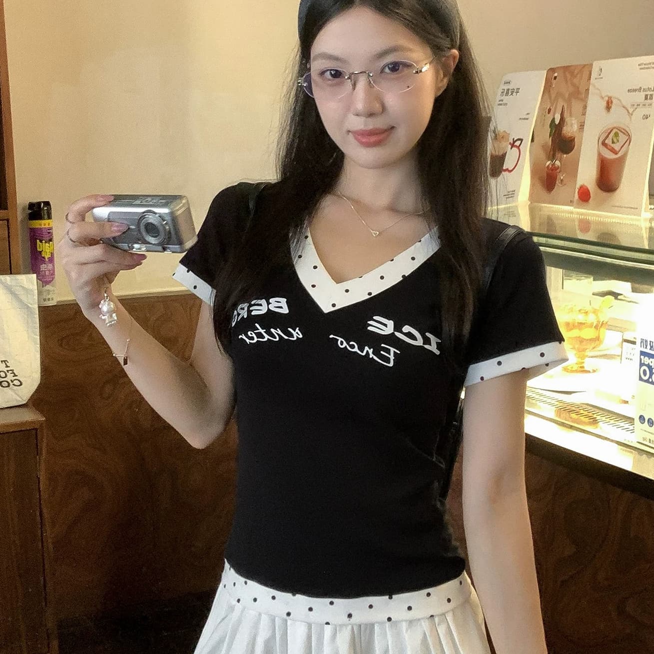 검정색 패치워크 도트 무늬 V넥 반팔 티셔츠 여성 여름 2026 새로운 작은 대중 아니요 명중 섹션 몸매 가꾸기 슬림해 보이는 맨위 이미지 2