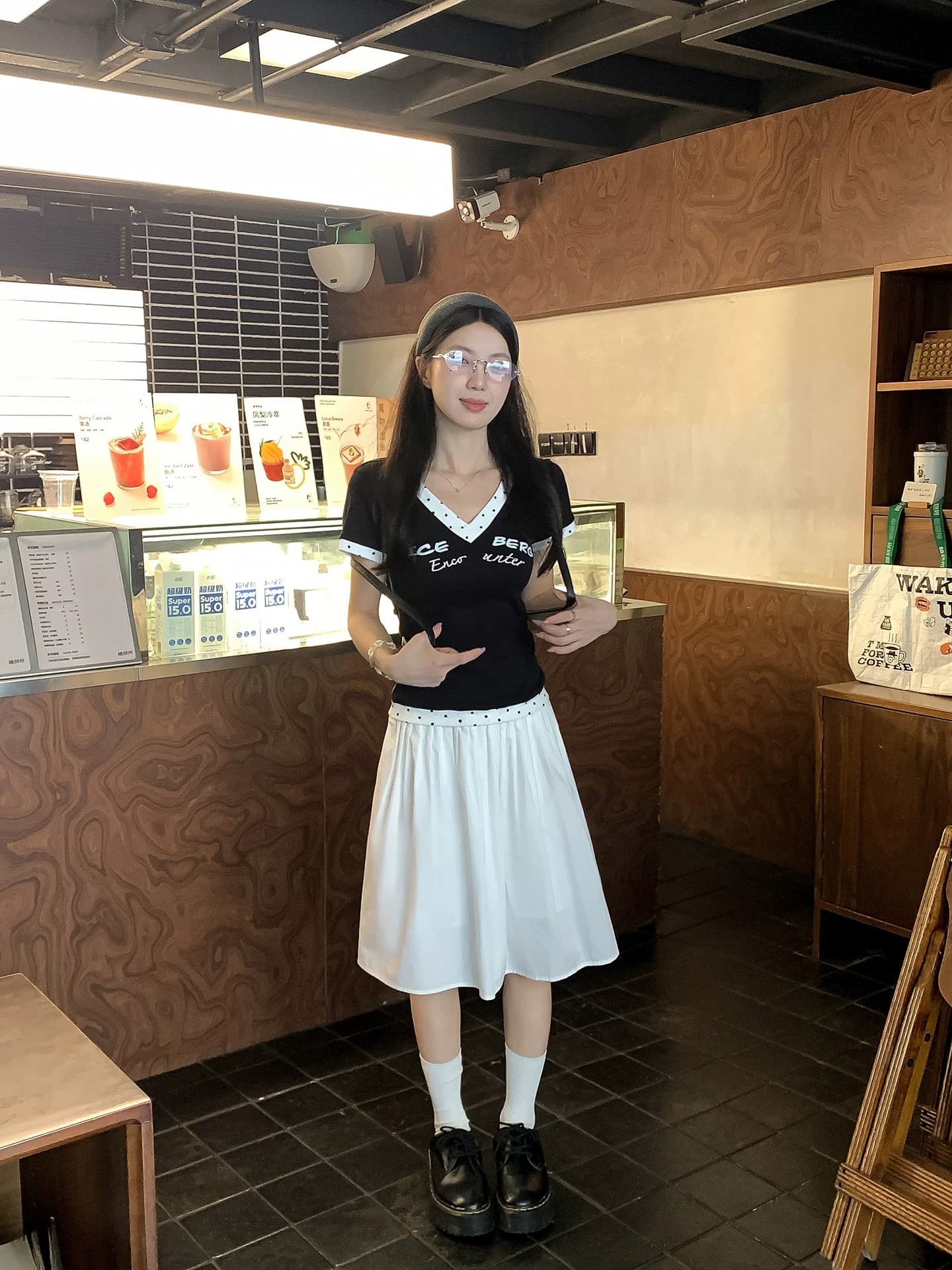 검정색 패치워크 도트 무늬 V넥 반팔 티셔츠 여성 여름 2026 새로운 작은 대중 아니요 명중 섹션 몸매 가꾸기 슬림해 보이는 맨위 이미지 3