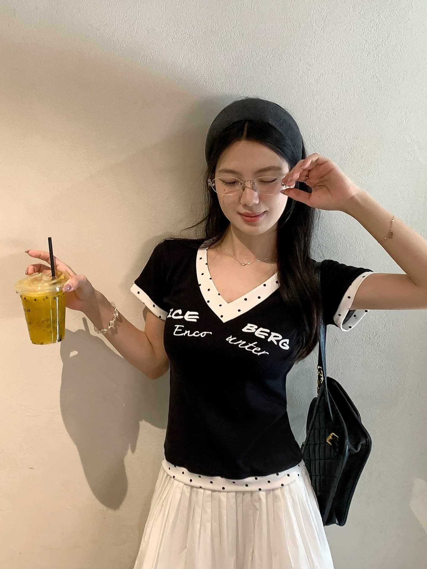 검정색 패치워크 도트 무늬 V넥 반팔 티셔츠 여성 여름 2026 새로운 작은 대중 아니요 명중 섹션 몸매 가꾸기 슬림해 보이는 맨위 상세 이미지 1