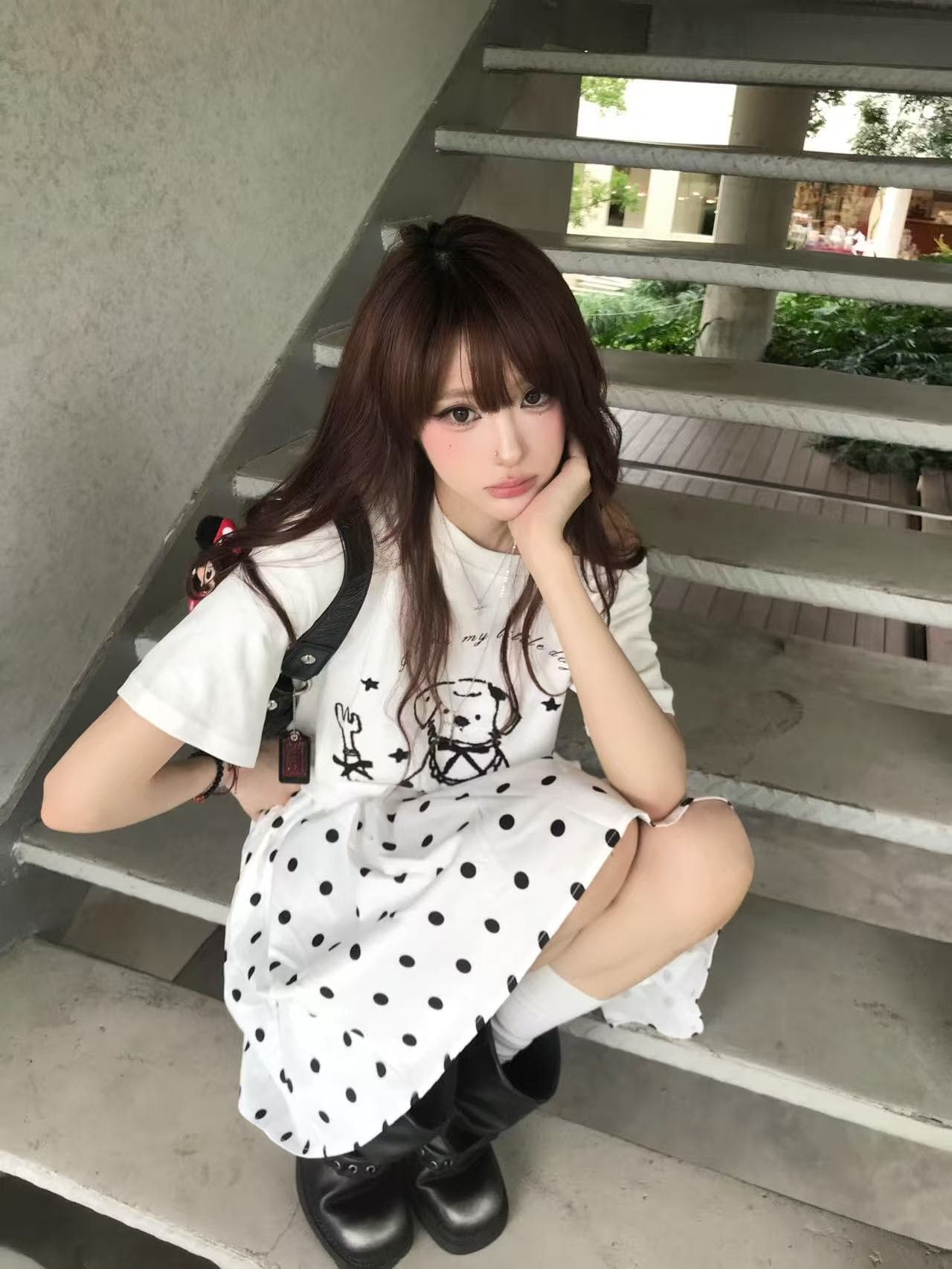 화이트 비스듬한 어깨 강아지 프린트 티셔츠 여성 상세 이미지 2