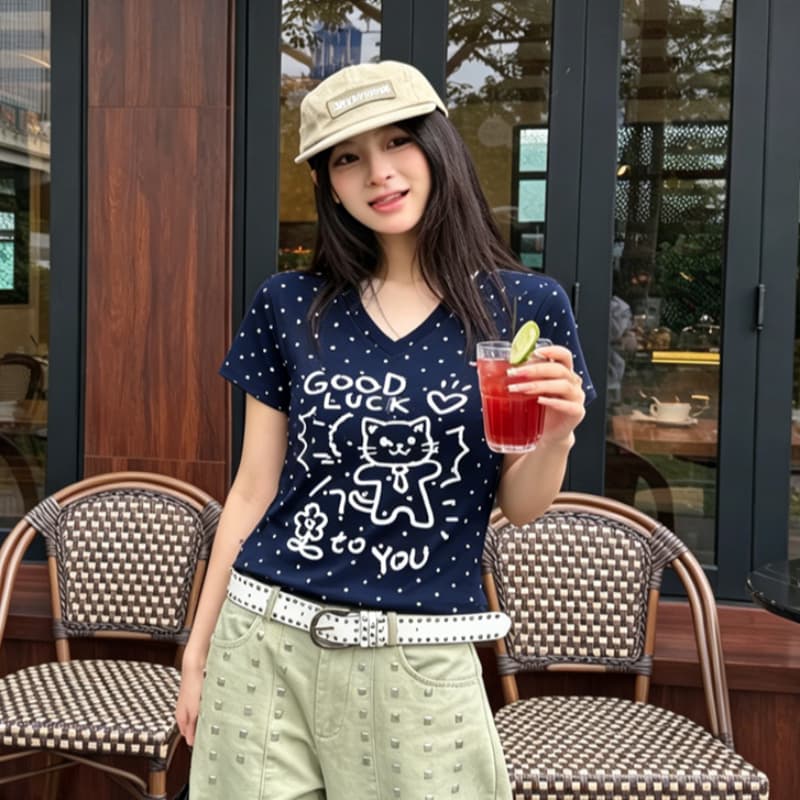 칼라 도트 무늬 반팔 화이트 도트 무늬 패션 품격 슬림해 보이는 여름 몸매 가꾸기 편안함 캐주얼 디자인 맨위