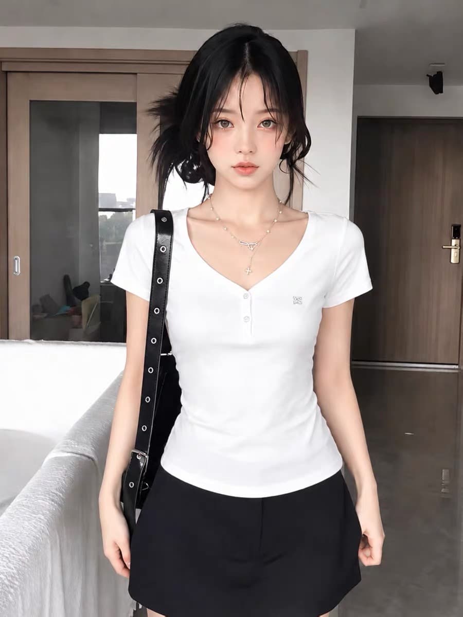 한 부서 화이트 V넥 반팔 티셔츠 여성 2026 새로운 여름 몸매 가꾸기 슬림해 보이는 작은 키 단추 다용도 맨위 트렌디 이미지 2
