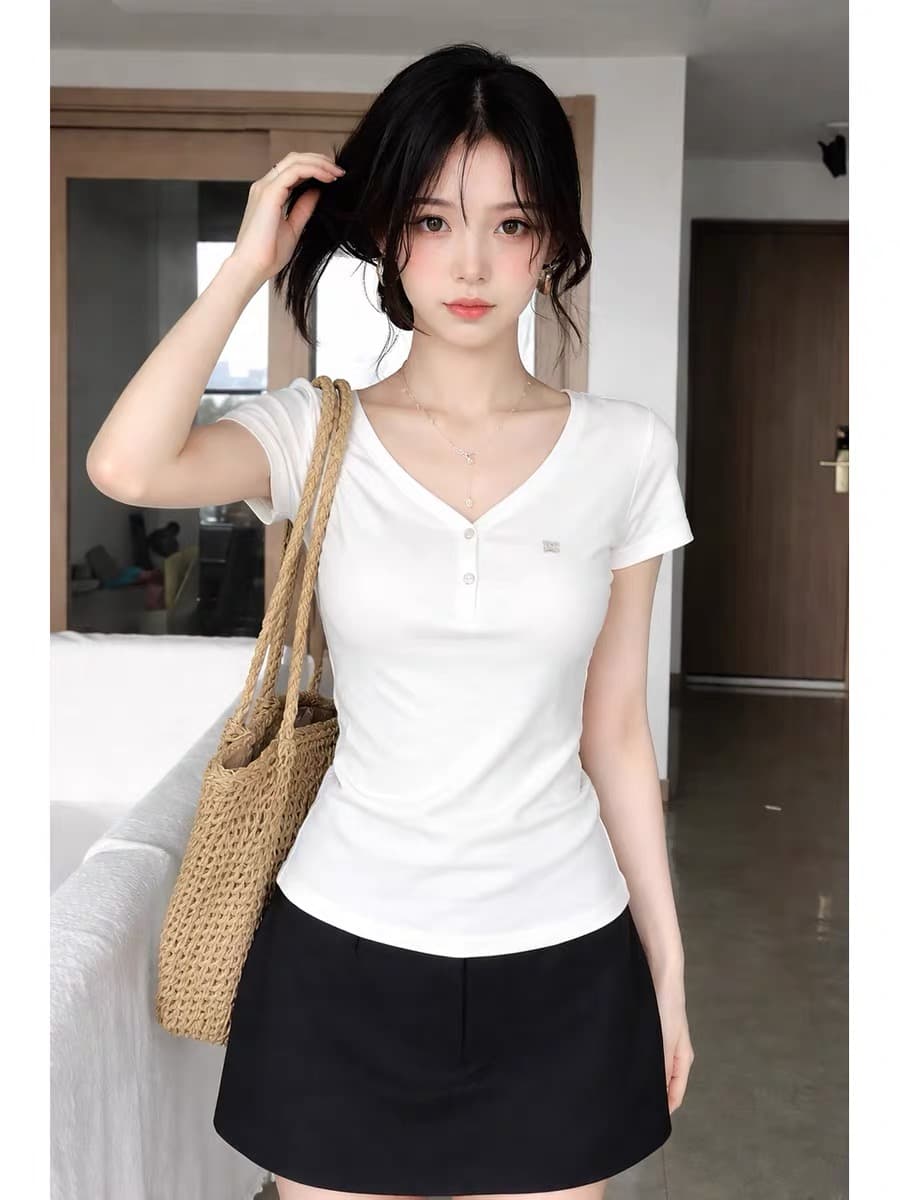 한 부서 화이트 V넥 반팔 티셔츠 여성 2026 새로운 여름 몸매 가꾸기 슬림해 보이는 작은 키 단추 다용도 맨위 트렌디 상세 이미지 1