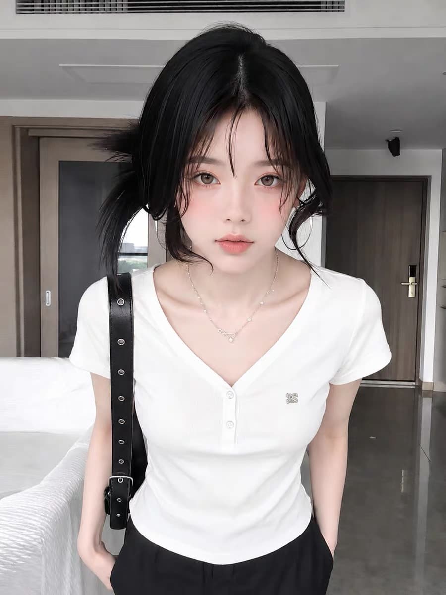 한 부서 화이트 V넥 반팔 티셔츠 여성 2026 새로운 여름 몸매 가꾸기 슬림해 보이는 작은 키 단추 다용도 맨위 트렌디 상세 이미지 3