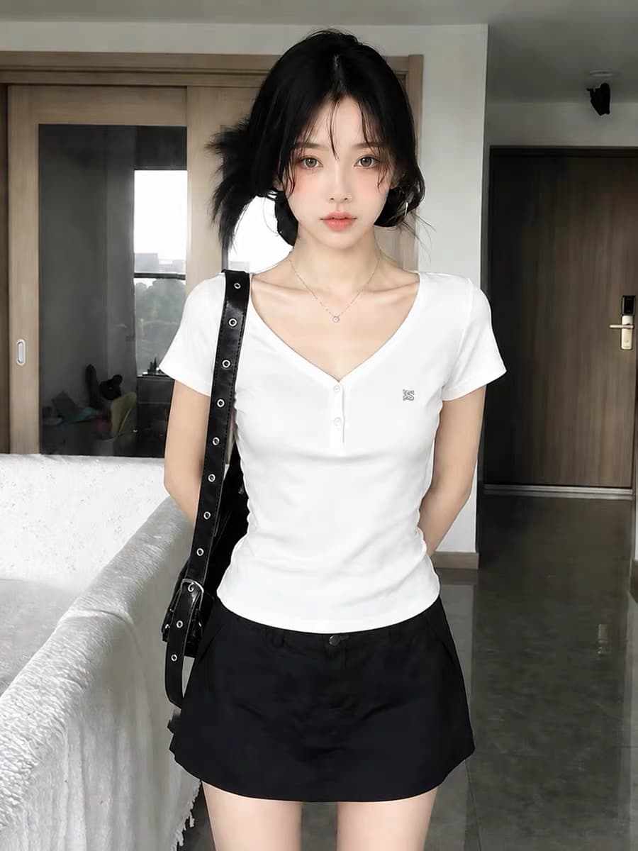 한 부서 화이트 V넥 반팔 티셔츠 여성 2026 새로운 여름 몸매 가꾸기 슬림해 보이는 작은 키 단추 다용도 맨위 트렌디 상세 이미지 4
