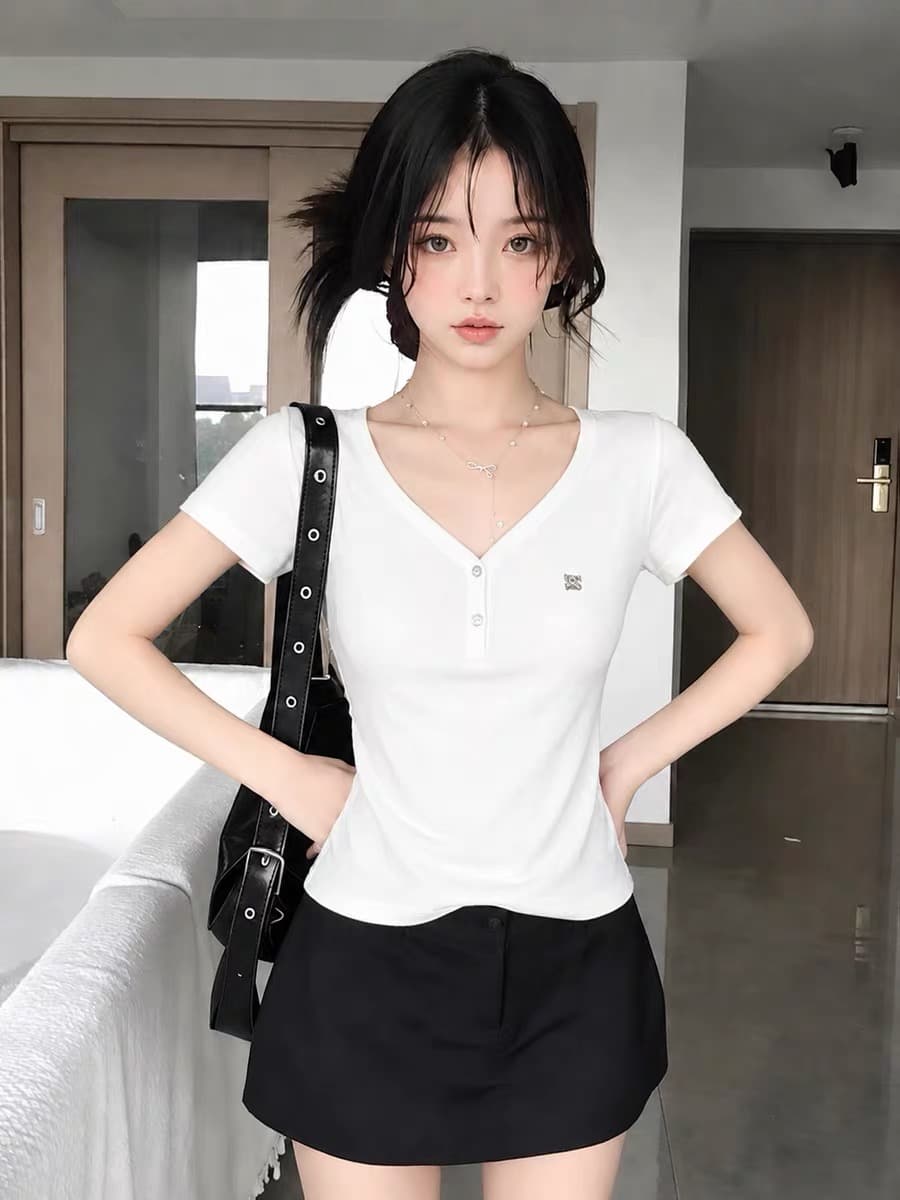 한 부서 화이트 V넥 반팔 티셔츠 여성 2026 새로운 여름 몸매 가꾸기 슬림해 보이는 작은 키 단추 다용도 맨위 트렌디 상세 이미지 5
