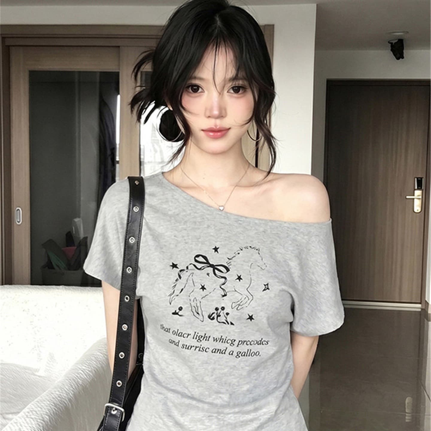 아메리칸 핫걸 바람 비스듬한 어깨 반팔 티셔츠 여성 여름 강아지 프린트 루즈핏 슬림해 보이는 다용도 회색 오프숄더 맨위 이미지 5