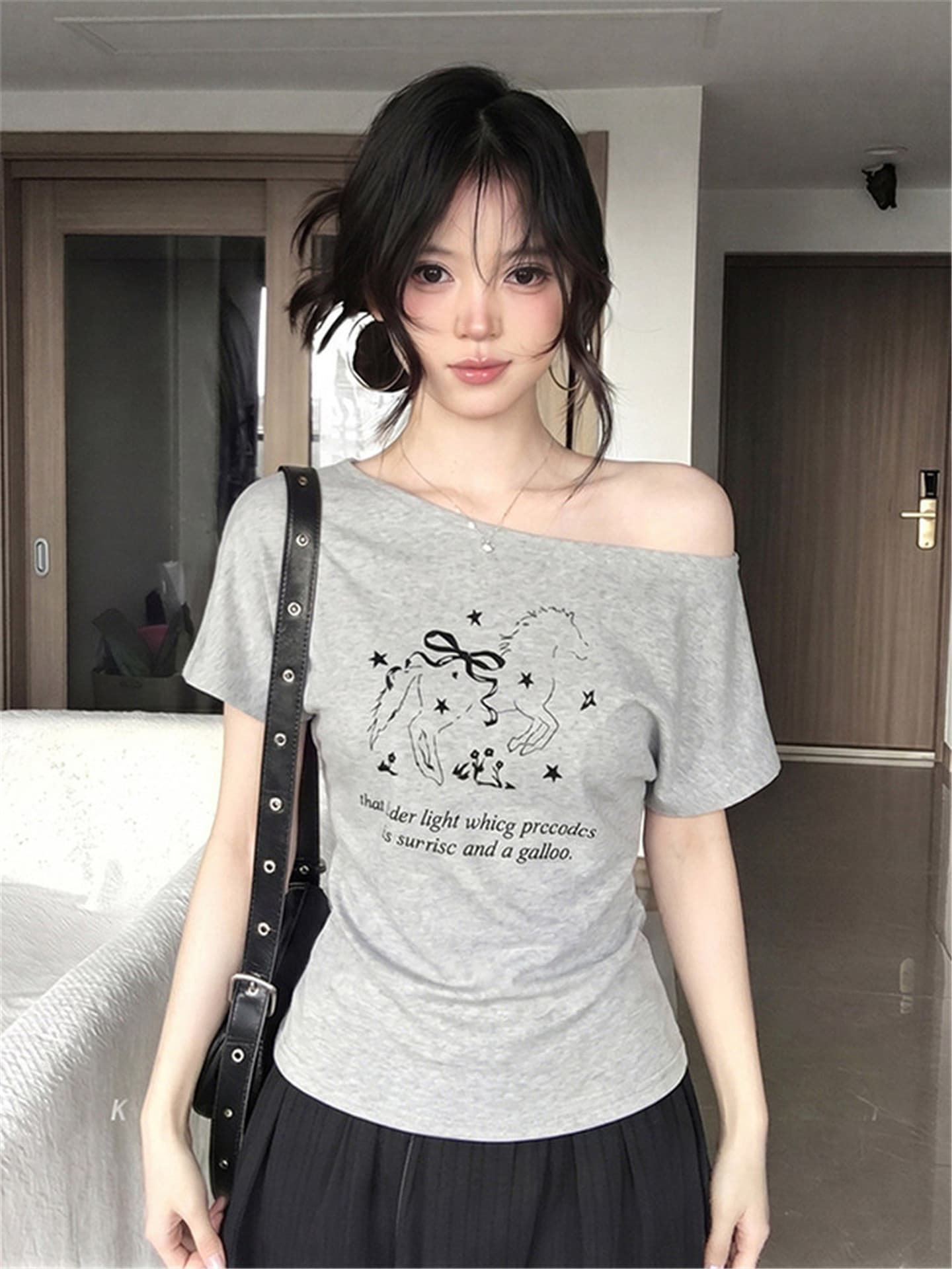아메리칸 핫걸 바람 비스듬한 어깨 반팔 티셔츠 여성 여름 강아지 프린트 루즈핏 슬림해 보이는 다용도 회색 오프숄더 맨위 상세 이미지 1