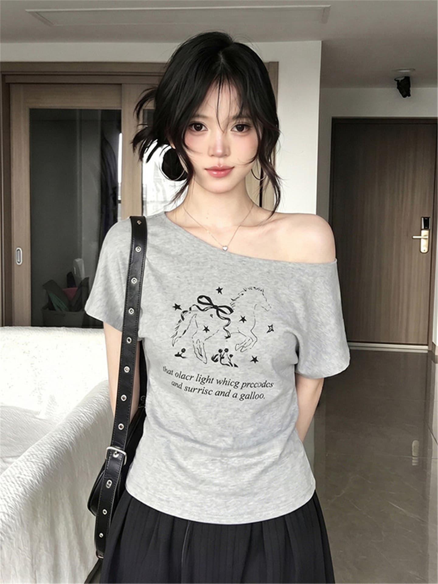 아메리칸 핫걸 바람 비스듬한 어깨 반팔 티셔츠 여성 여름 강아지 프린트 루즈핏 슬림해 보이는 다용도 회색 오프숄더 맨위 상세 이미지 2