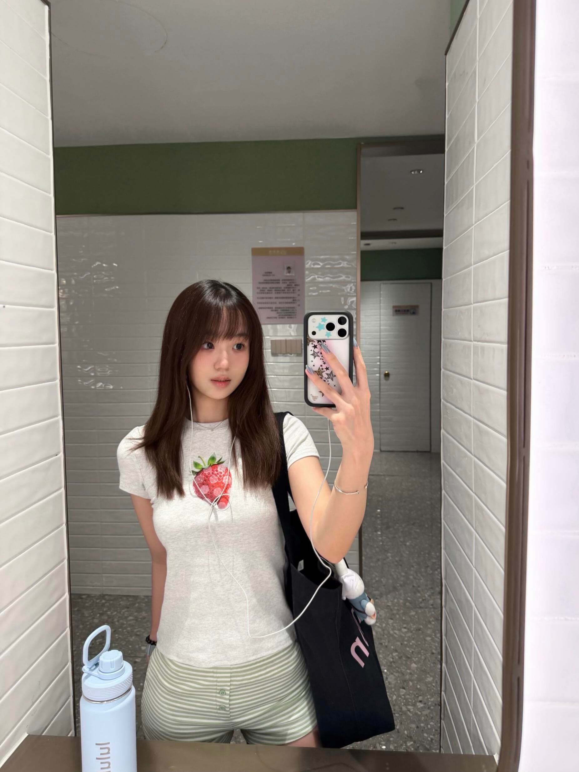 달콤함 학원 스타일 도트 무늬 딸기 프린트 긍정적 인 어깨 반팔 티셔츠 여성 아메리칸 핫걸 몸매 가꾸기 슬림해 보이는 쇼트 스타일 맨위 이미지 2