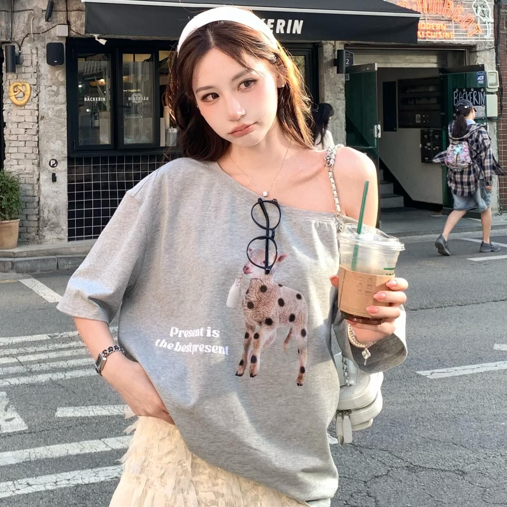 아메리칸 핫걸 회색 비스듬한 어깨 반팔 티셔츠 여성 여름 새로운 루즈핏 디자인 센스 작은 대중 Chic 오프숄더 맨위 상세 이미지 1