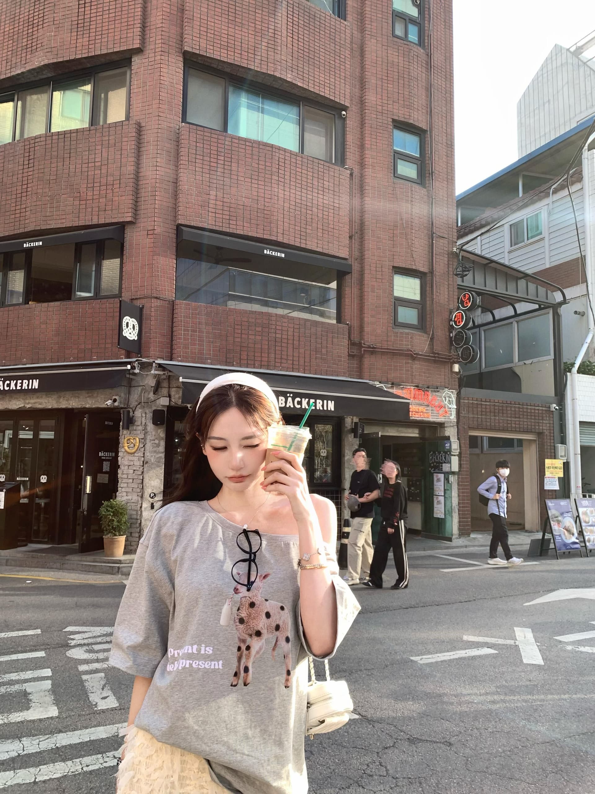 아메리칸 핫걸 회색 비스듬한 어깨 반팔 티셔츠 여성 여름 새로운 루즈핏 디자인 센스 작은 대중 Chic 오프숄더 맨위 상세 이미지 2