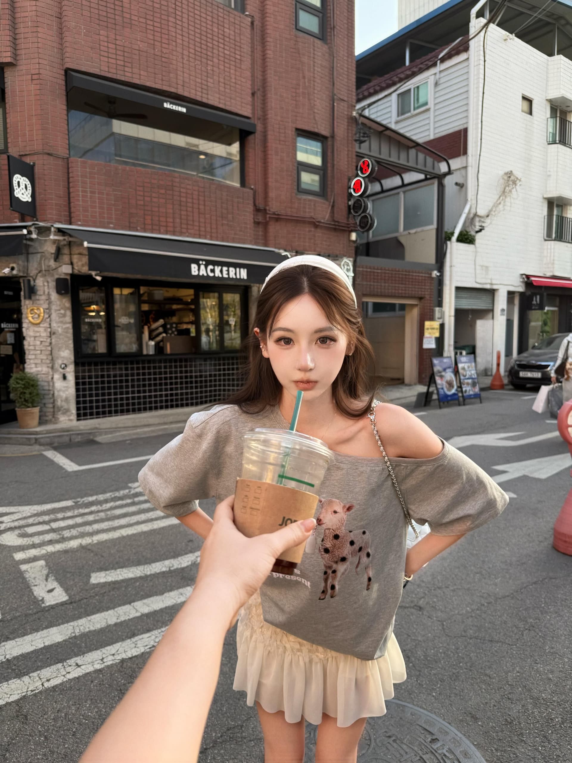 아메리칸 핫걸 회색 비스듬한 어깨 반팔 티셔츠 여성 여름 새로운 루즈핏 디자인 센스 작은 대중 Chic 오프숄더 맨위 상세 이미지 5