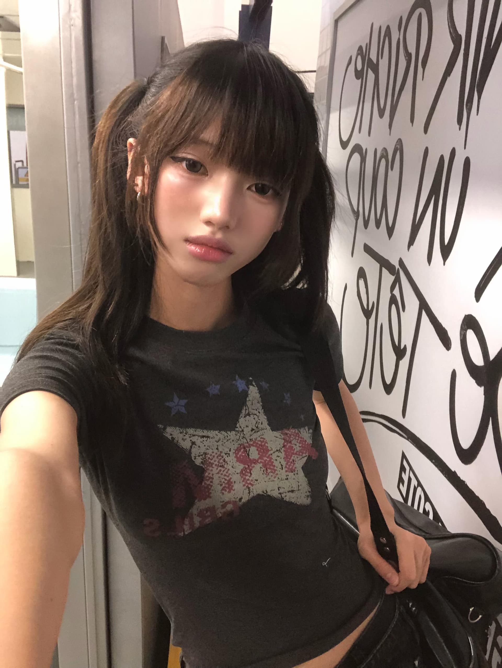 아메리칸 레트로 긍정적 인 어깨 라운드 넥 반팔 여성 여름 새로운 오각형 별 알파벳 프린트 티셔츠 몸매 가꾸기 슬림해 보이는 맨위 이미지 4