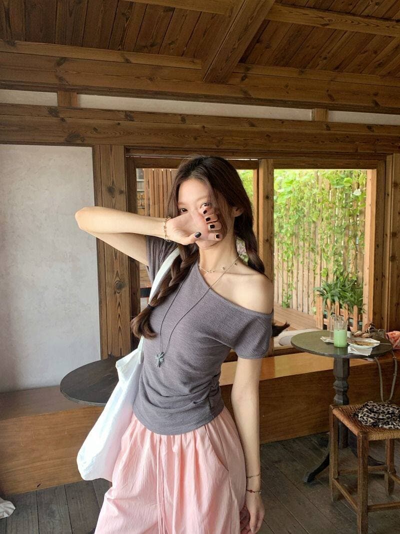 순수한 욕망 바람 비스듬한 어깨 반팔 티셔츠 여성 여름 2026 새로운 고유 한 아름다운 도파민 꼬집기 허리 위로 의류 상세 이미지 4