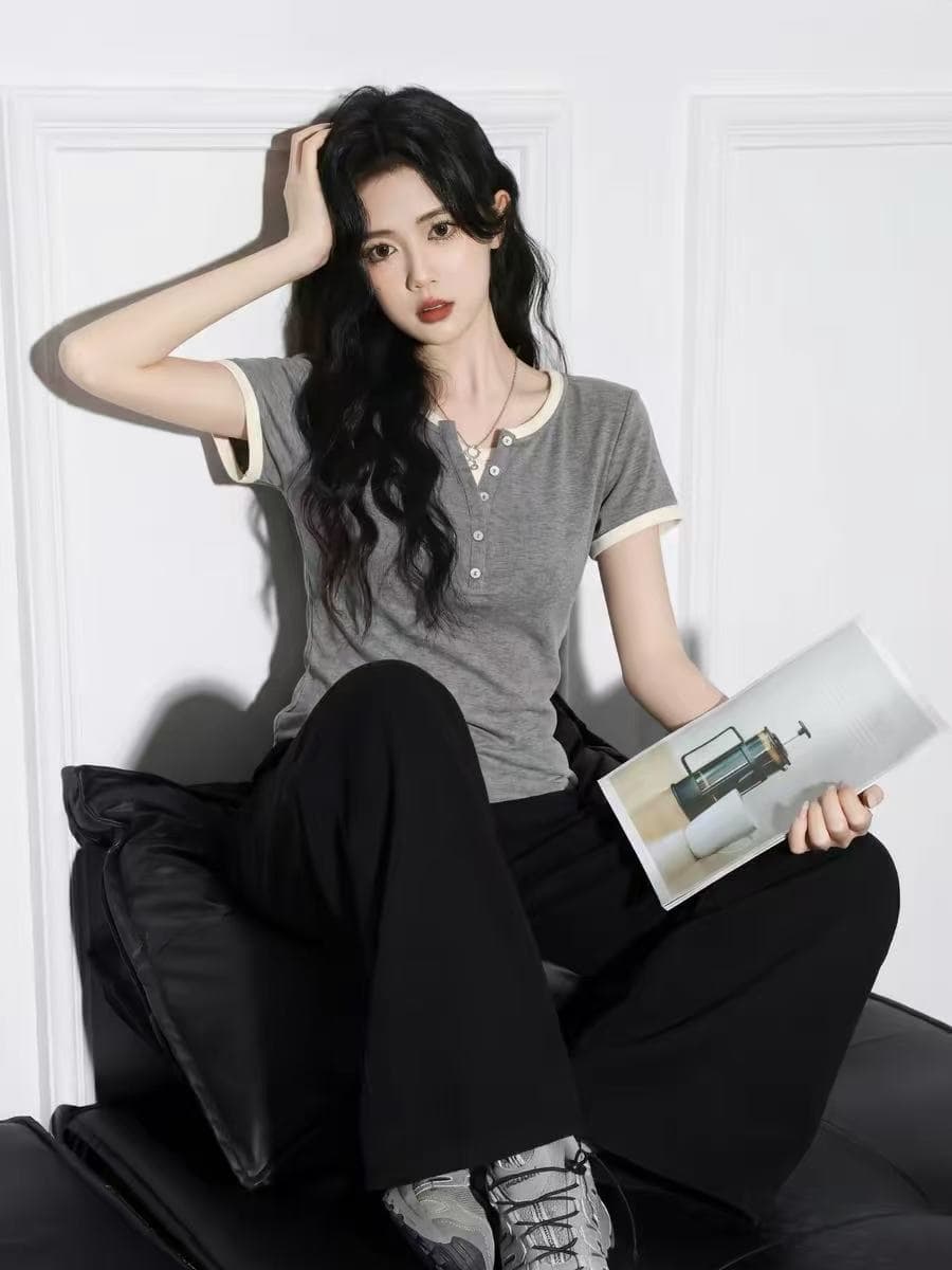 회색 페이크 레이어드 V넥 반팔 티셔츠 여성 2026 여름 새로운 배색 헨리 칼라 동정 슬림해 보이는 쇼트 스타일 맨위