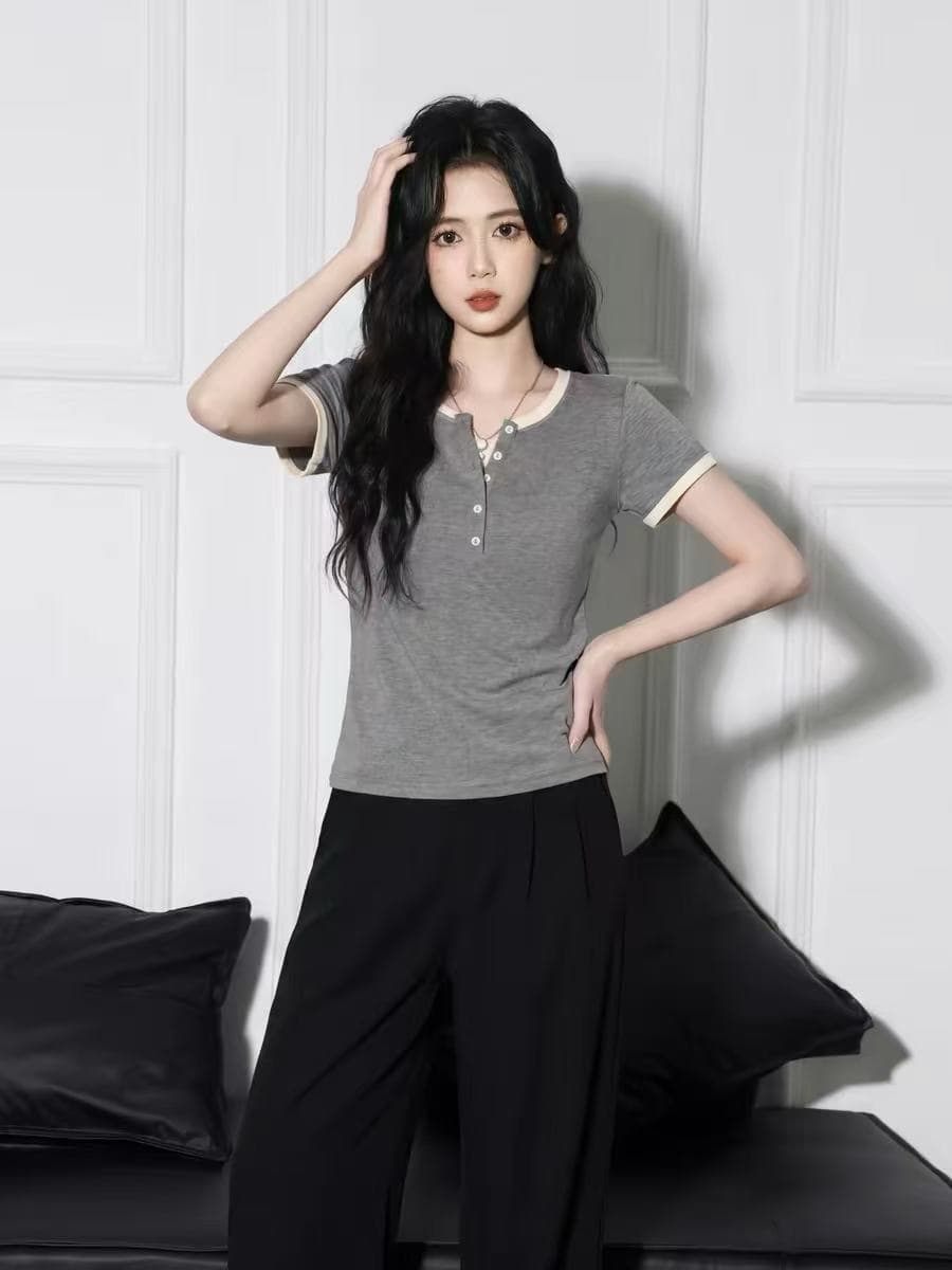 회색 페이크 레이어드 V넥 반팔 티셔츠 여성 2026 여름 새로운 배색 헨리 칼라 동정 슬림해 보이는 쇼트 스타일 맨위 이미지 2