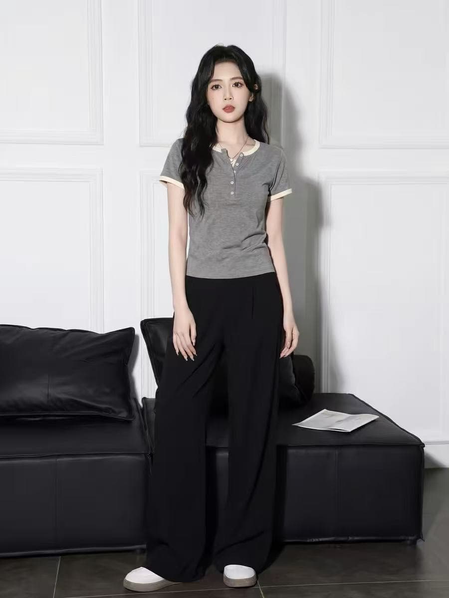 회색 페이크 레이어드 V넥 반팔 티셔츠 여성 2026 여름 새로운 배색 헨리 칼라 동정 슬림해 보이는 쇼트 스타일 맨위 이미지 4