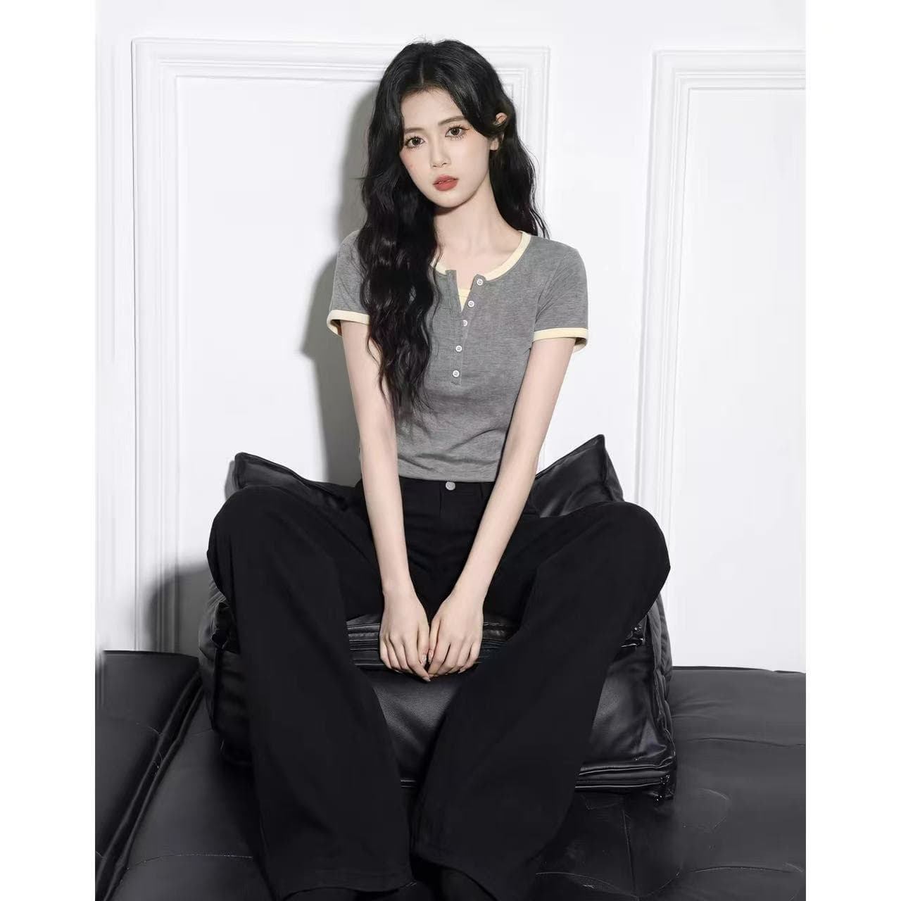 회색 페이크 레이어드 V넥 반팔 티셔츠 여성 2026 여름 새로운 배색 헨리 칼라 동정 슬림해 보이는 쇼트 스타일 맨위 이미지 3